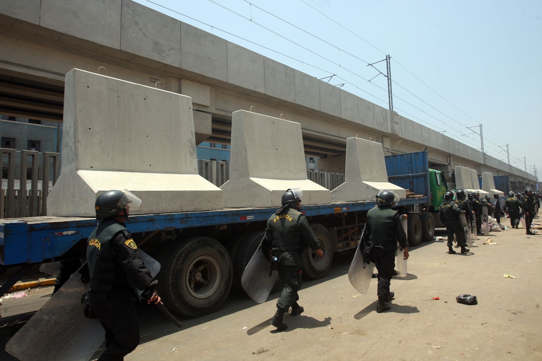 La Municipalidad de Lima instaló bloques de concreto en los accesos al mercado de La Parada para evitar que los camiones con productos perecibles descargen en ese lugar. Ahora deberán hacerlo en el nuevo y moderno mercado de Santa Anita.

Foto:ANDINA/Héctor Vinces.