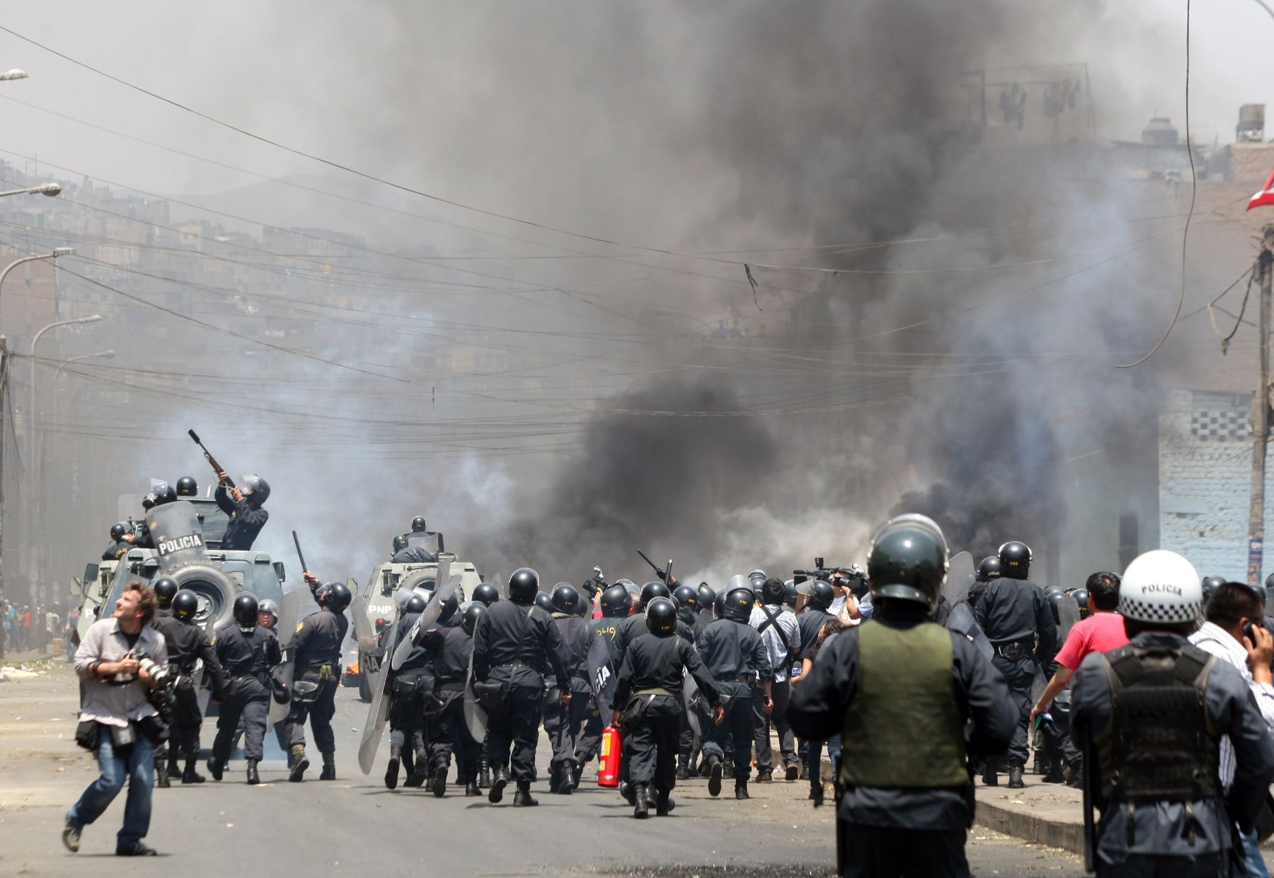 Las fuerzas del orden repelieron los actos de violencia de delincuentes que pretendieron impedir operativo policial en La Parada.

Foto:ANDINA/Héctor Vinces.