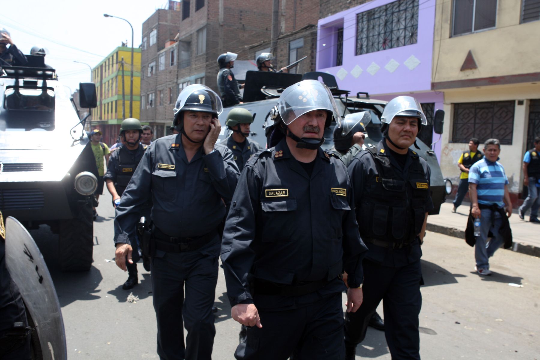 Director de la Policía Nacional, Raúl Salazar, dirige el operativo para bloquear los acceso al mercado de La Parada, cuyos comerciantes deben trasladarse al mercado de Santa Anita