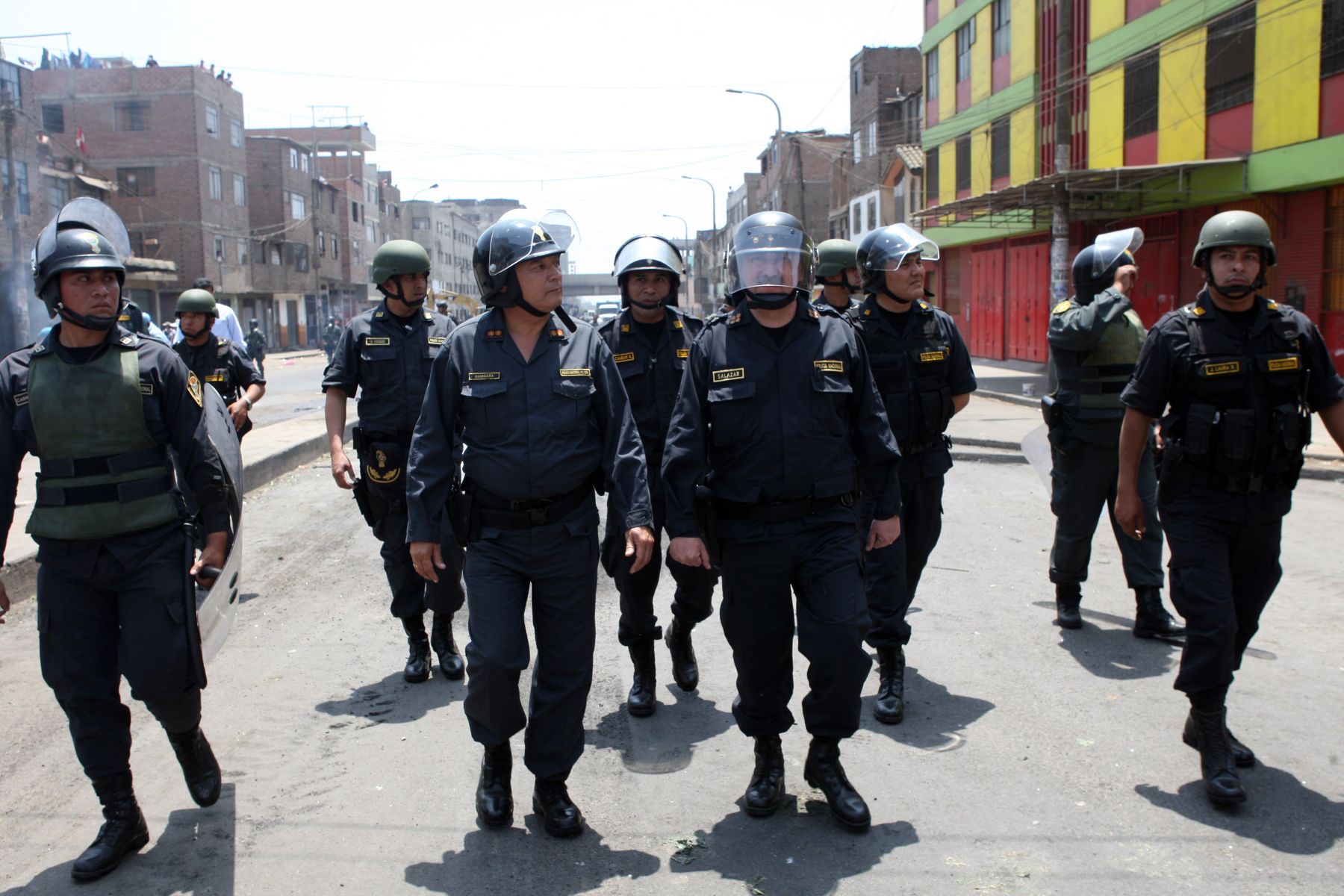Director de la Policía Nacional, Raúl Salazar, dirige el operativo para bloquear los acceso al mercado de La Parada, cuyos comerciantes deben trasladarse al mercado de Santa Anita