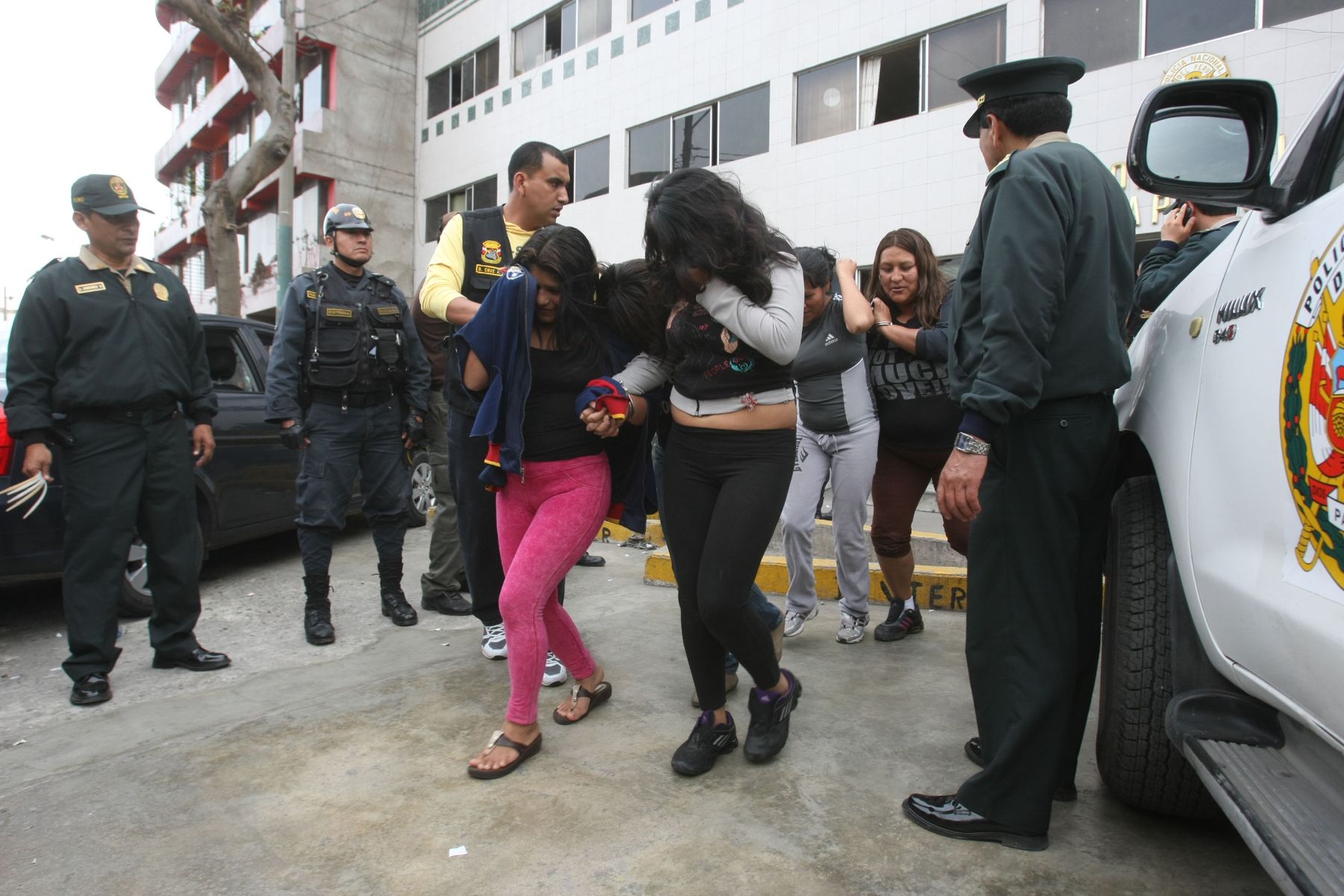 LIMA,PERU-OCTUBRE 27.Policía Nacional detuvo y trasladó a comisarias a varias personas que protagonizaron actos de violencia durante operativo en La Parada

Foto: ANDINA/Vidal Tarqui