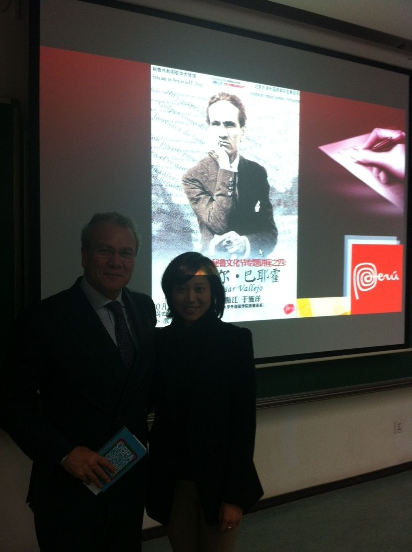 Embajador de Perú en China, Gonzalo Gutiérrez y Yu Shiyan, doctora en literatura, en homenaje a César Vallejo. Foto: Difusión.