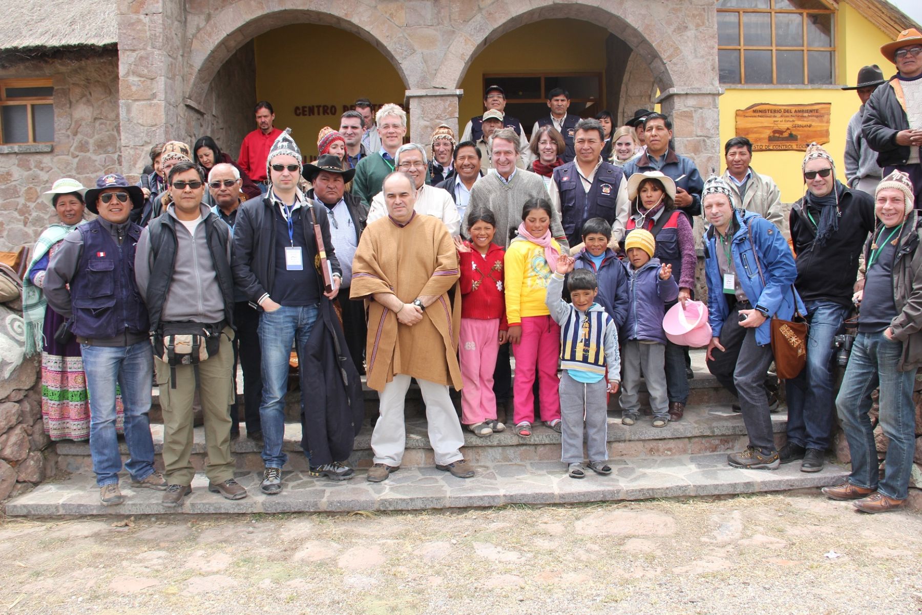AREQUIPA, PERÚ-NOVIEMBRE 02. Delegación del Banco Alemán de Desarrollo y periodistas alemanes visitaron la reserva nacional Salinas y Aguada Blanca, en Arequipa. Foto: Sernanp.