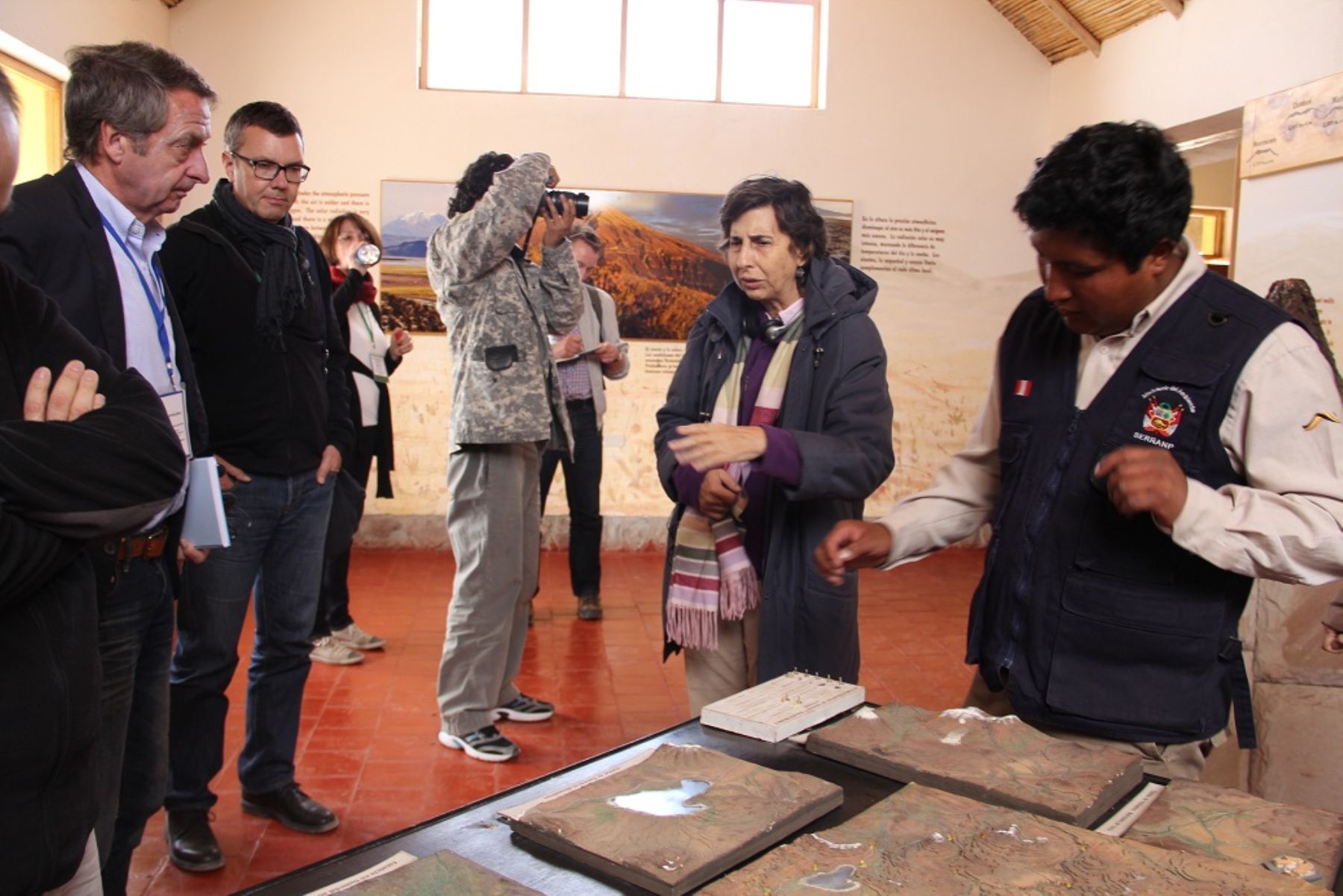AREQUIPA, PERÚ-NOVIEMBRE 02. Delegación del Banco Alemán de Desarrollo y periodistas alemanes recorrieron centro de interpretación de la reserva nacional Salinas y Aguada Blanca, en Arequipa. Foto: Sernanp.