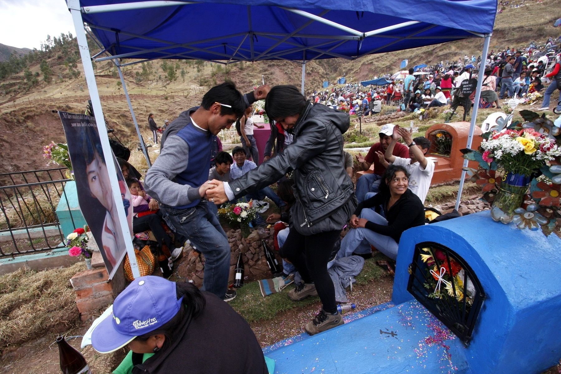 Cusco, Perú - Noviembre 2. Cementerio de La Almudena en Día de los Difuntos. Foto: ANDINA/Percy Hurtado.