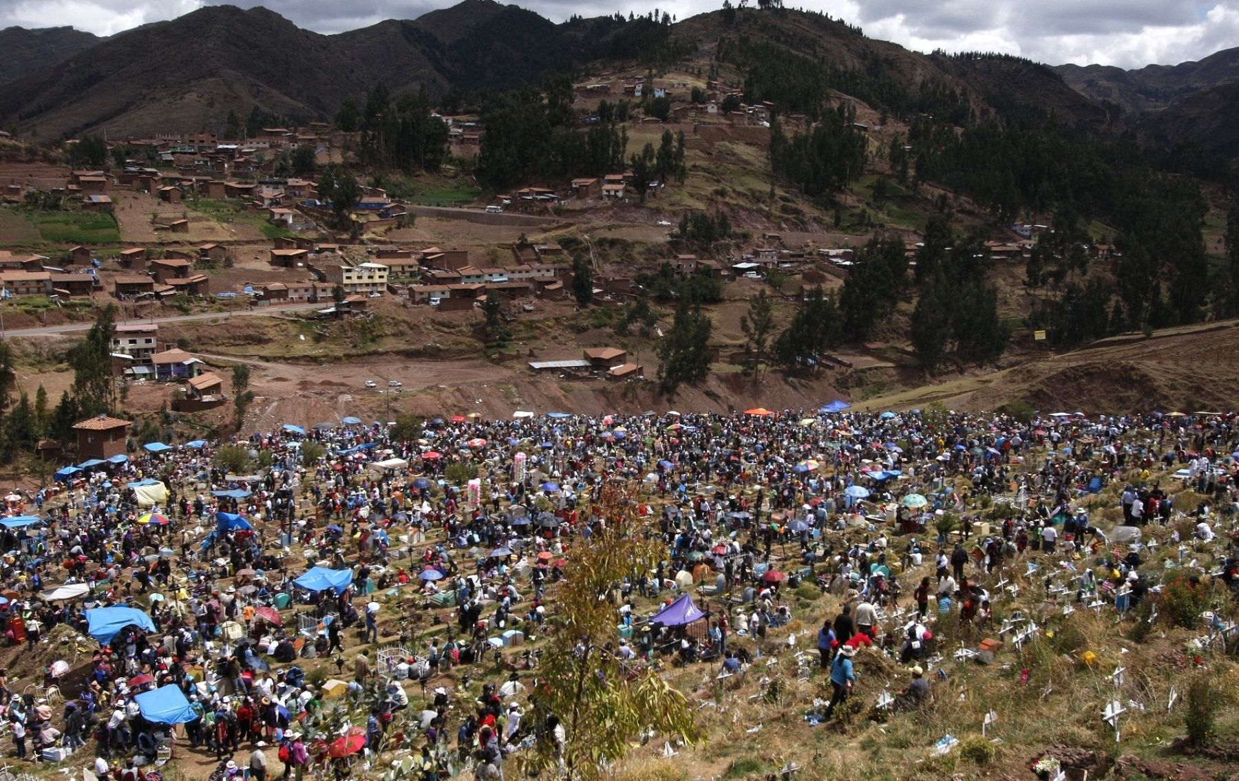 Cusco, Perú - Noviembre 2. Cementerio de La Almudena en Día de los Difuntos. Foto: ANDINA/Percy Hurtado.