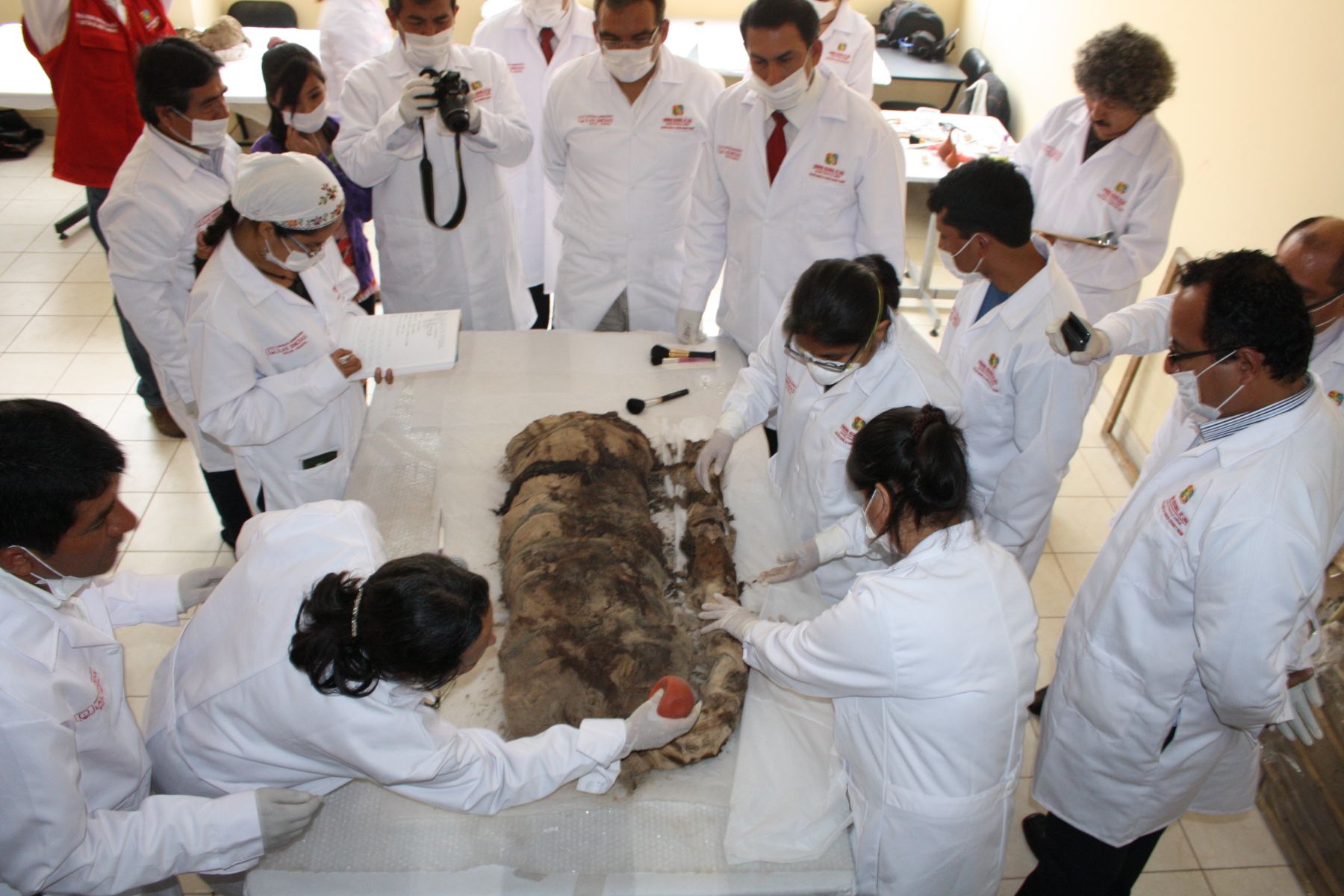 LIMA, PERÚ-NOVIEMBRE 03. En la ciudad de Huaral se realiza el primer desenfardamiento científico de la cultura Chancay. FOTO: ANDINA/Juan Carlos Chávez.