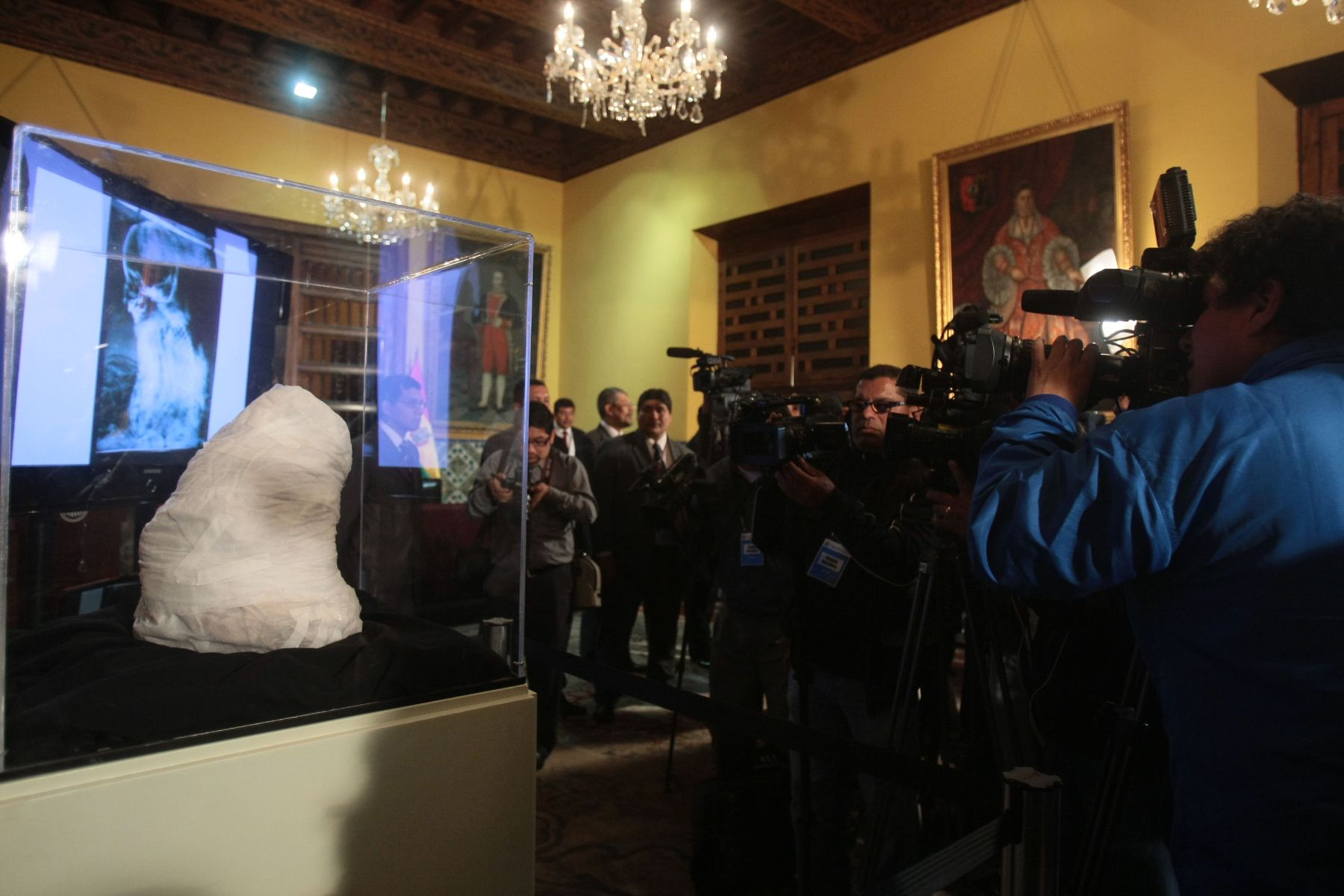 The mummy was wrapped in white linen because of its precarious condition. Photo: ANDINA/Juan Carlos Guzmán