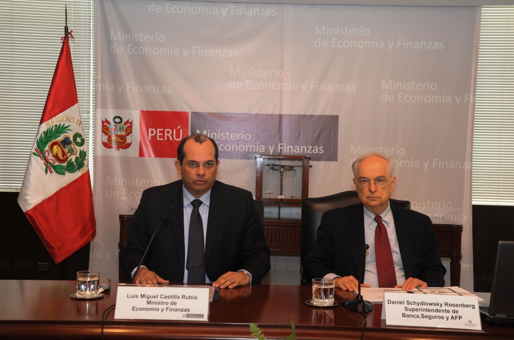 Ministro de Economía y Finanzas, Luis Miguel Castilla, y jefe de la SBS, Daniel Schydlowsky.