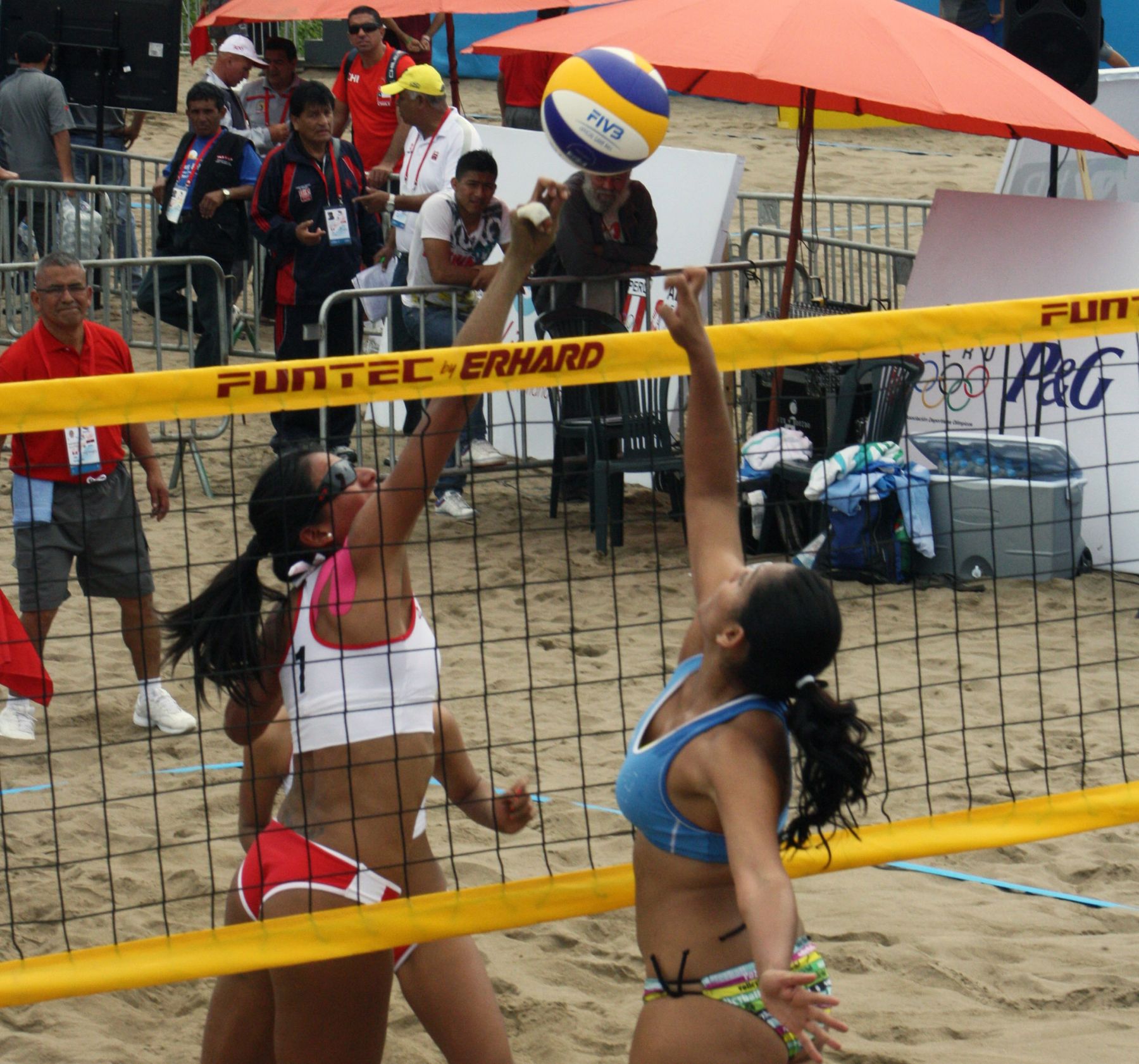 Equipos peruanos de vóley playa avanzan en juegos bolivarianos