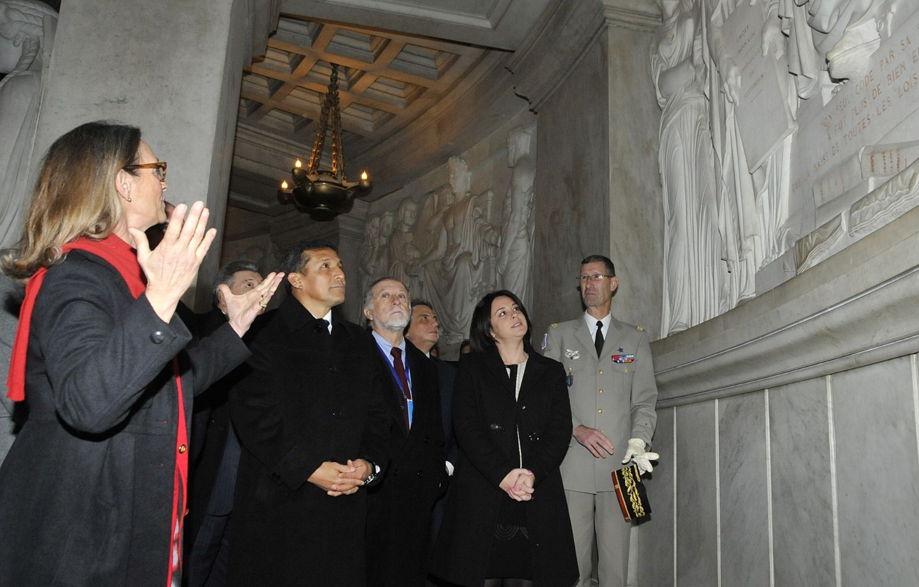 El presidente Ollanta Humala recibió honores militares en Palacio Nacional de los Inválidos y visitó tumba de Napoleón. Foto: Prensa Presidencia.