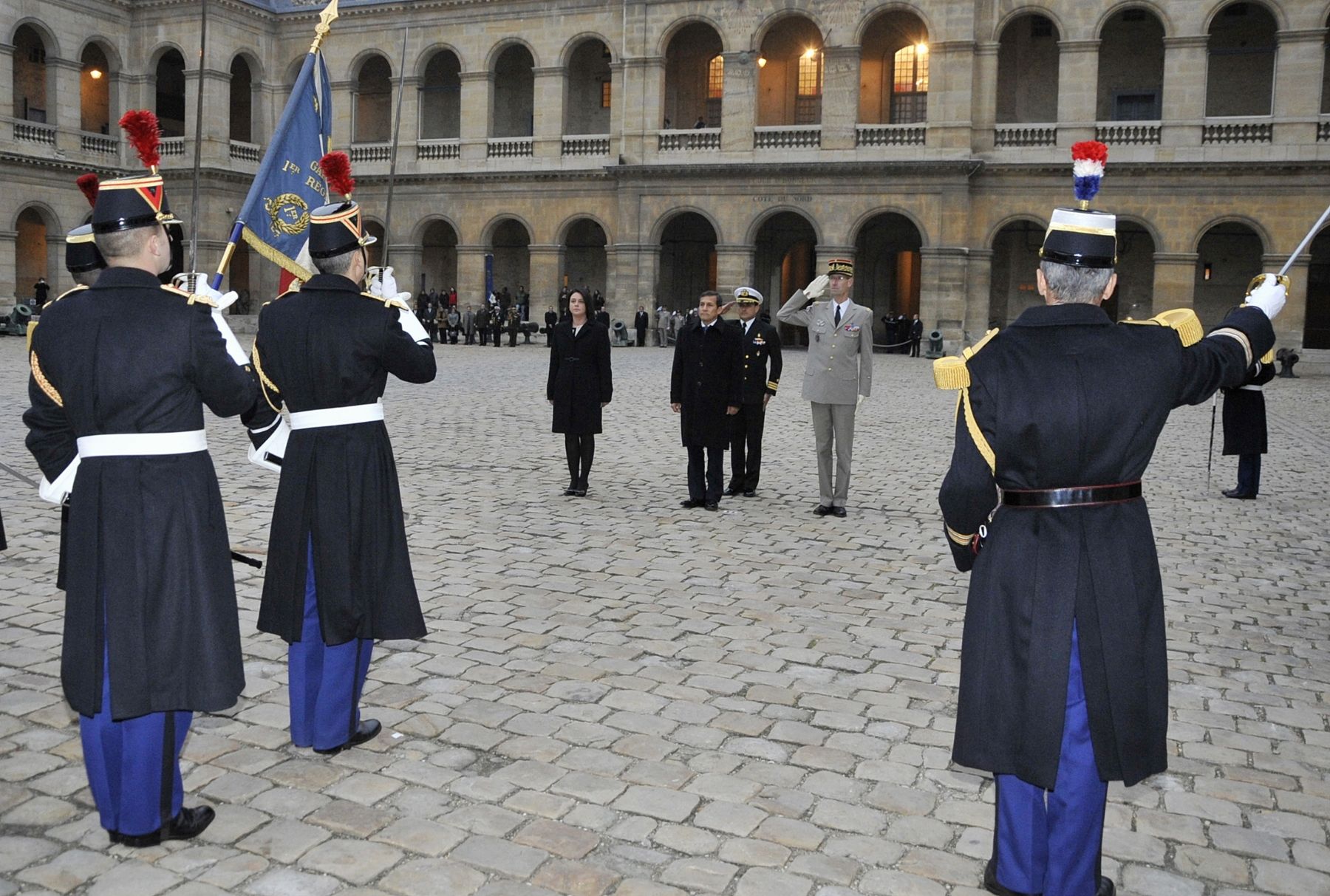 FRANCIA,PARIS-NOVIEMBRE 14. 
El Presidente Ollanta Humala fue recibido con honores militares a su llegada a Francia. En una breve ceremonia, realizada en el patio del Palacio Nacional de los Inválidos, el jefe de Estado inició sus actividades en París; y pasó revista a las tropas. Foto: ANDINA/Prensa Presidencia