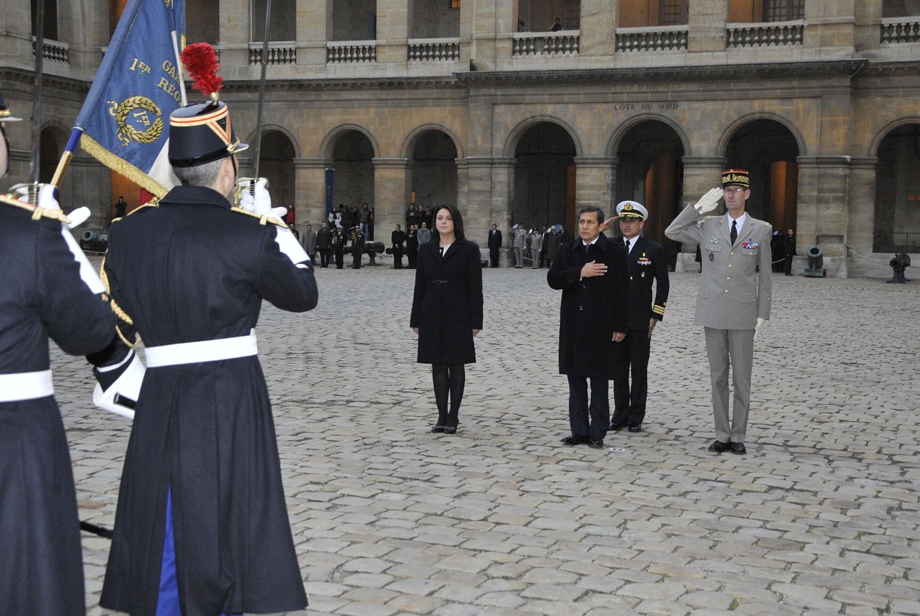 FRANCIA,PARIS-NOVIEMBRE 14. 
El Presidente Ollanta Humala fue recibido con honores militares a su llegada a Francia. En una breve ceremonia, realizada en el patio del Palacio Nacional de los Inválidos, el jefe de Estado inició sus actividades en París; y pasó revista a las tropas. Foto: ANDINA/Prensa Presidencia