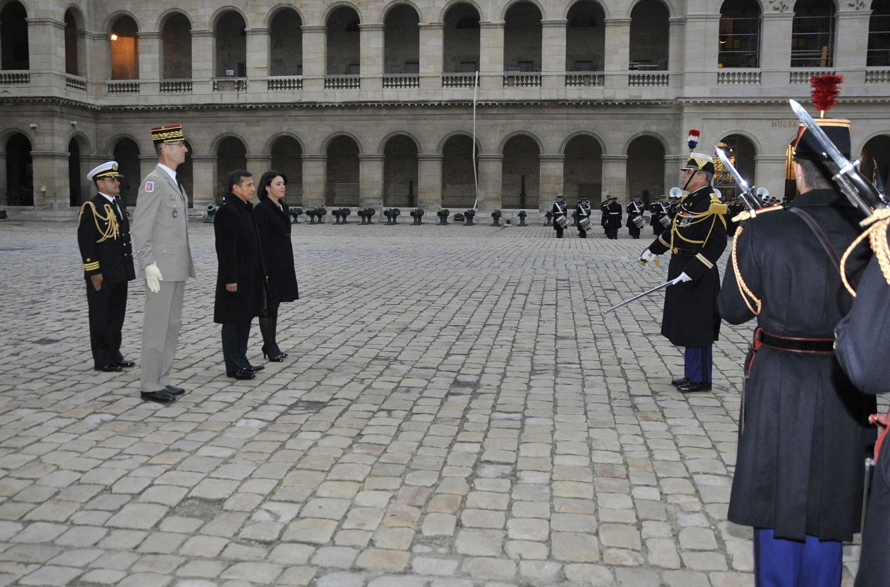 FRANCIA,PARIS-NOVIEMBRE 14. 
El Presidente Ollanta Humala fue recibido con honores militares a su llegada a Francia. En una breve ceremonia, realizada en el patio del Palacio Nacional de los Inválidos, el jefe de Estado inició sus actividades en París; y pasó revista a las tropas. Foto: ANDINA/Prensa Presidencia