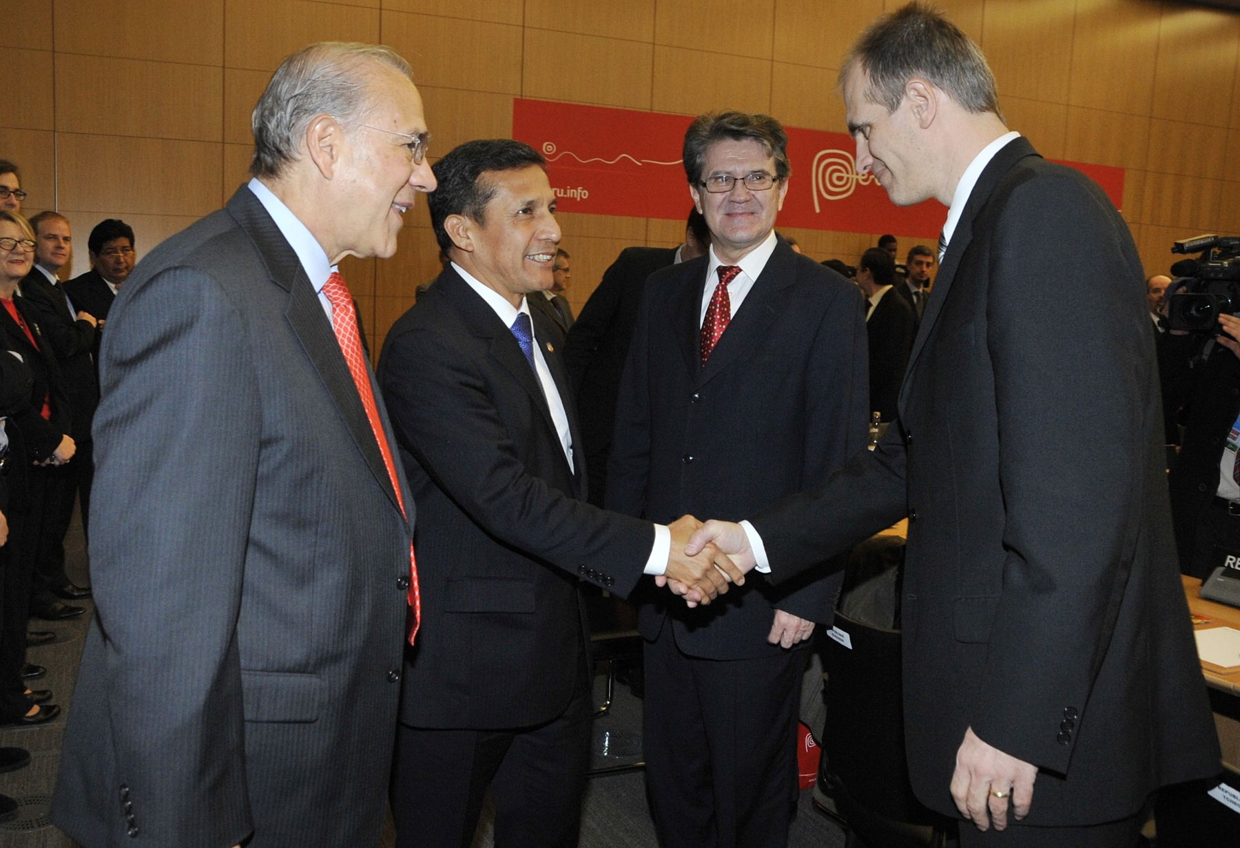 PARIS,FRANCIA-NOVIEMBRE 15. El Presidente de la República, Ollanta Humala Tasso, inició hoy el segundo día de sus actividades en Francia sosteniendo una importante reunión con integrantes de la principal asociación de empresas francesas: el MEDEF Internacional.Foto:ANDINA/Prensa Presidencia