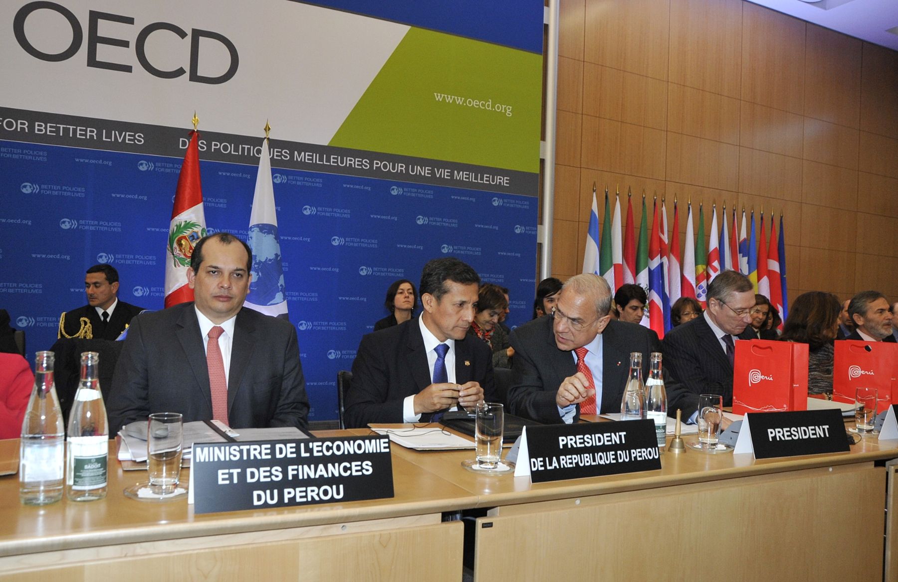 PARIS,FRANCIA-NOVIEMBRE 15. El Presidente de la República, Ollanta Humala Tasso, inició hoy el segundo día de sus actividades en Francia sosteniendo una importante reunión con integrantes de la principal asociación de empresas francesas: el MEDEF Internacional.Foto:ANDINA/Prensa Presidencia