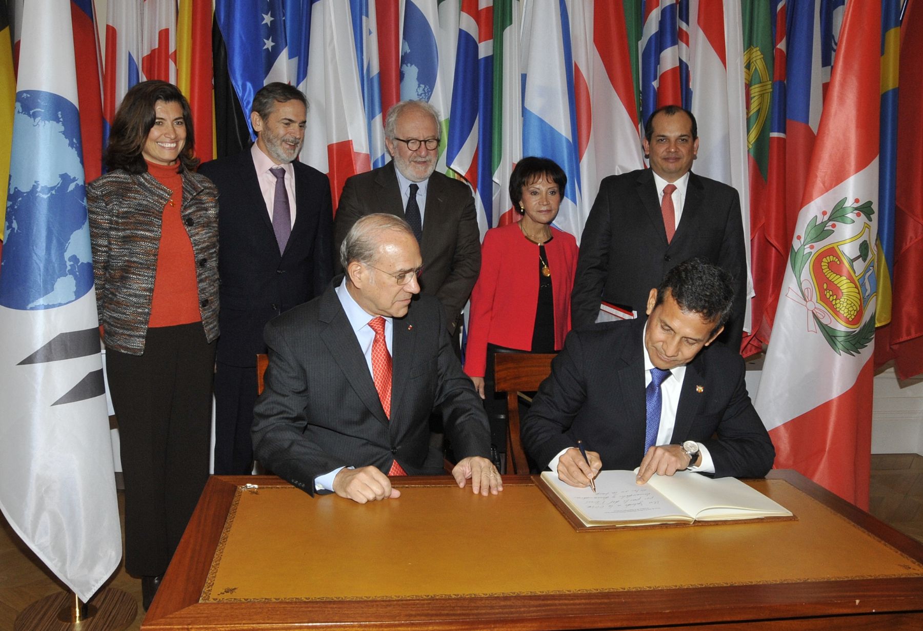 PARIS,FRANCIA-NOVIEMBRE 15. El Presidente de la República, Ollanta Humala Tasso, inició hoy el segundo día de sus actividades en Francia sosteniendo una importante reunión con integrantes de la principal asociación de empresas francesas: el MEDEF Internacional.Foto:ANDINA/Prensa Presidencia