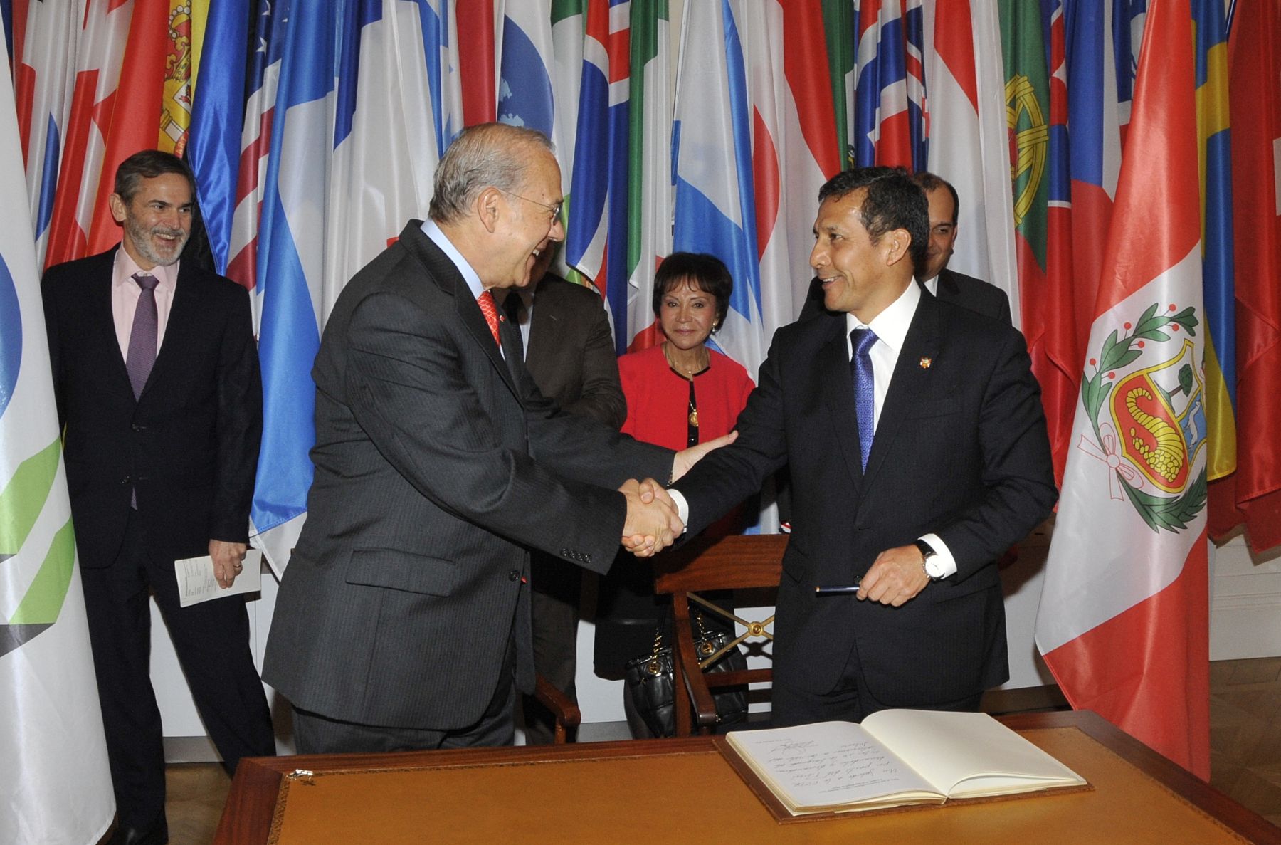 PARIS,FRANCIA-NOVIEMBRE 15. El Presidente de la República, Ollanta Humala Tasso, inició hoy el segundo día de sus actividades en Francia sosteniendo una importante reunión con integrantes de la principal asociación de empresas francesas: el MEDEF Internacional.Foto:ANDINA/Prensa Presidencia