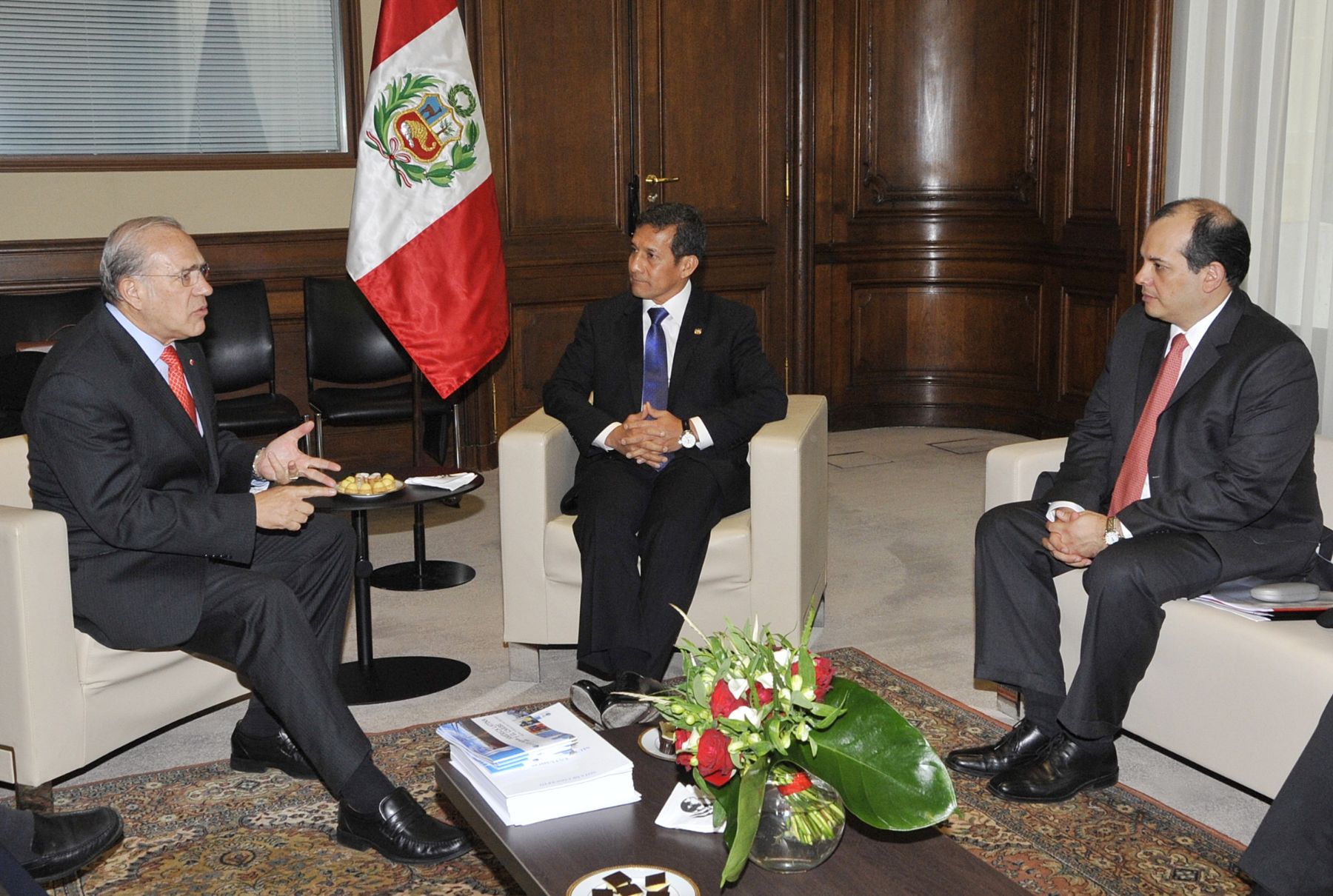 PARIS,FRANCIA-NOVIEMBRE 15. El Presidente de la República, Ollanta Humala Tasso, inició hoy el segundo día de sus actividades en Francia sosteniendo una importante reunión con integrantes de la principal asociación de empresas francesas: el MEDEF Internacional.Foto:ANDINA/Prensa Presidencia