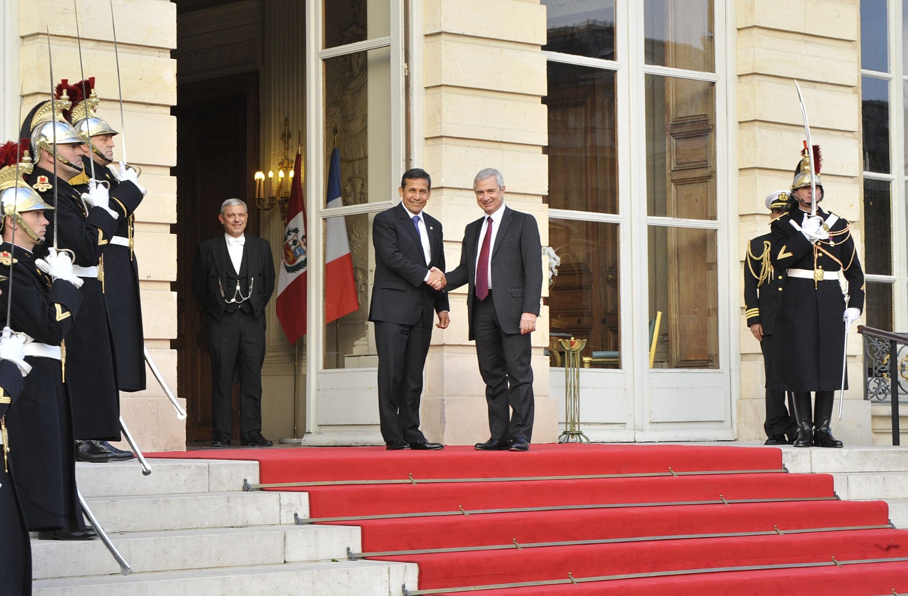 PARIS,FRANCIA-NOVIEMBRE 15. Como parte de sus actividades durante su viaje oficial a Francia; el jefe de Estado, Ollanta Humala Tasso, visitô hoy la Asamblea Nacional de Francia y fue recibido por su presidente, Claude Bartolone. A su llegada recibiô honores militares.  Foto : ANDINA/Prensa Presidencia