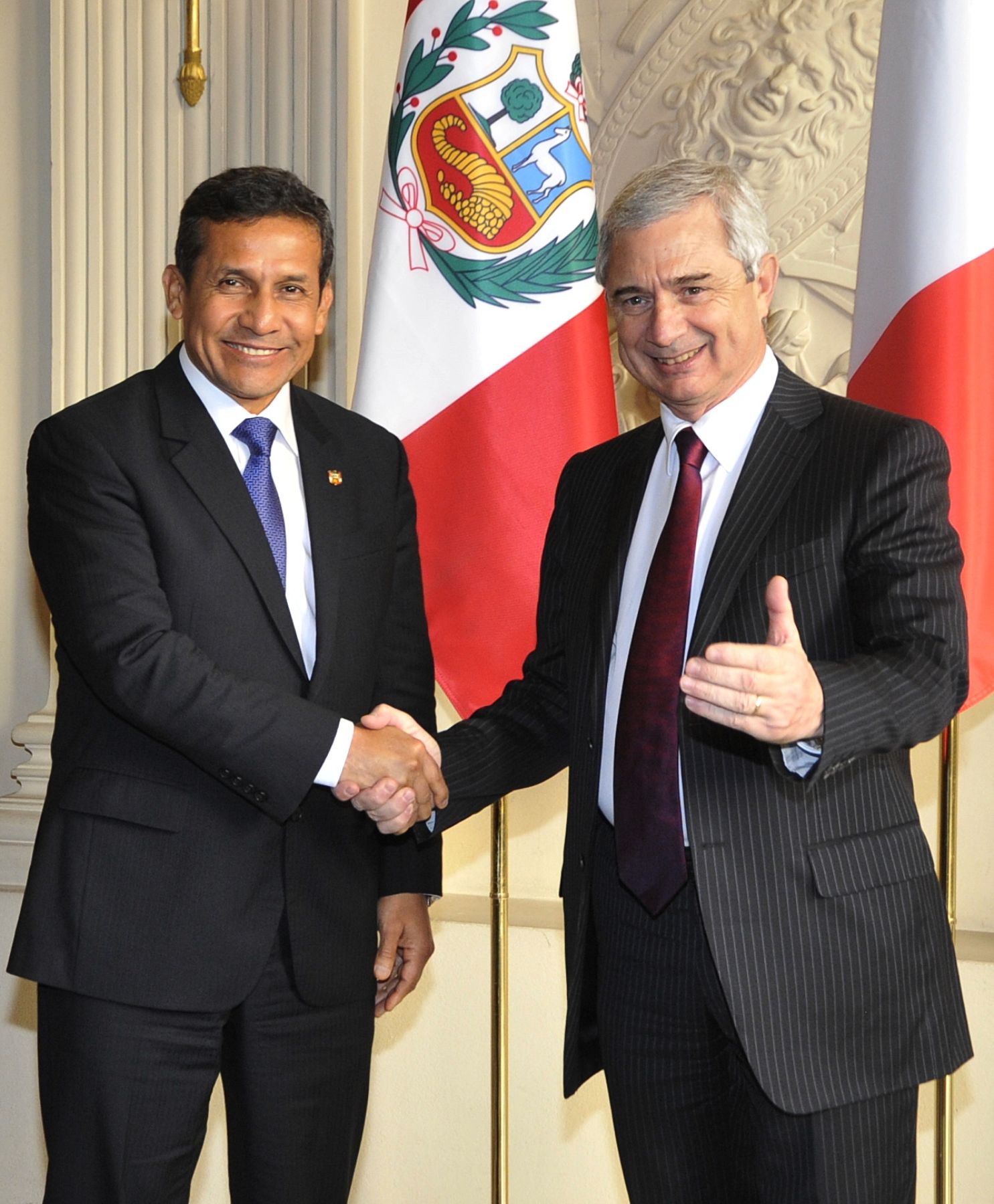 PARIS,FRANCIA-NOVIEMBRE 15. Como parte de sus actividades durante su viaje oficial a Francia; el jefe de Estado, Ollanta Humala Tasso, visitô hoy la Asamblea Nacional de Francia y fue recibido por su presidente, Claude Bartolone. A su llegada recibiô honores militares.  Foto : ANDINA/Prensa Presidencia