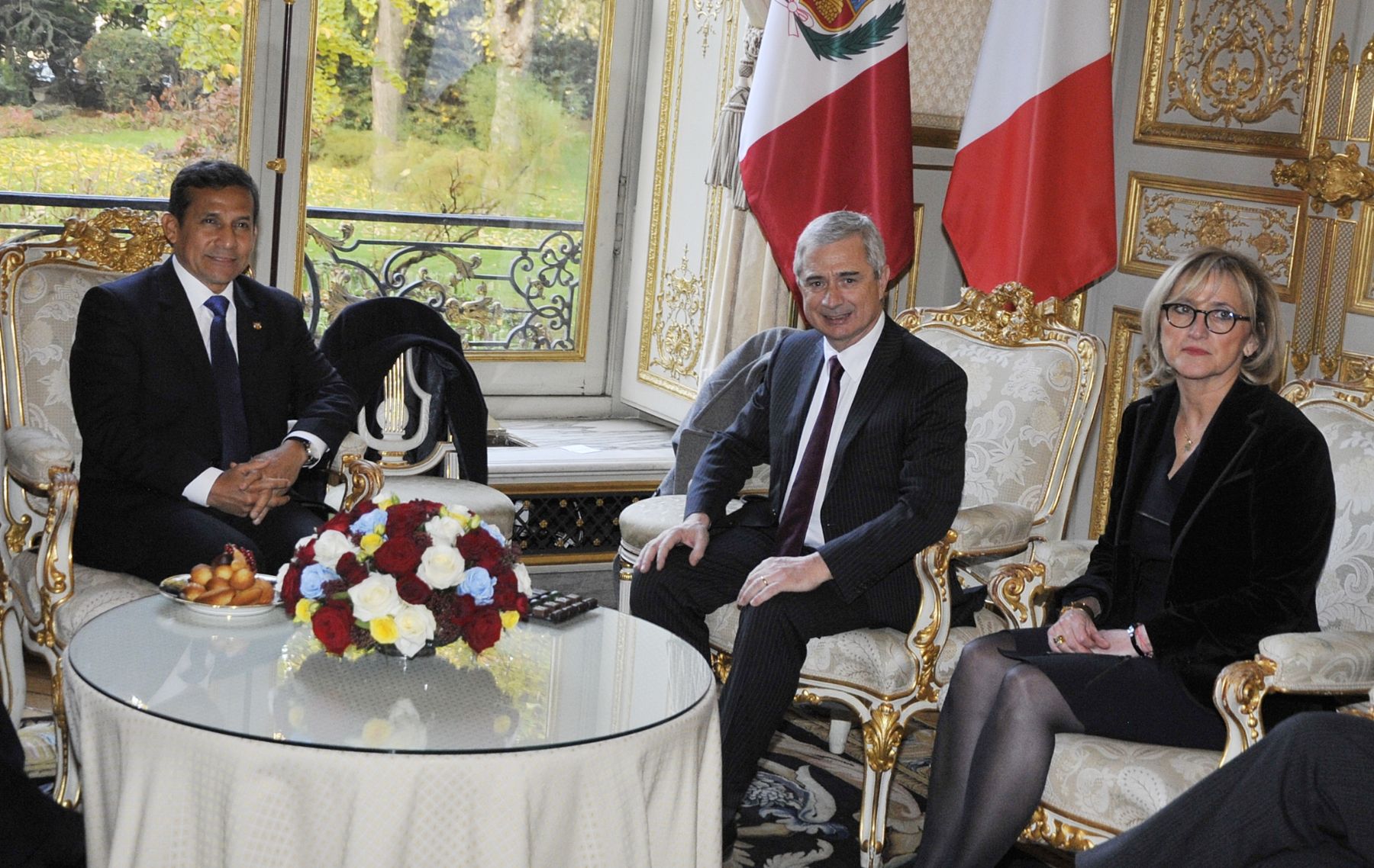 PARIS,FRANCIA-NOVIEMBRE 15. Como parte de sus actividades durante su viaje oficial a Francia; el jefe de Estado, Ollanta Humala Tasso, visitô hoy la Asamblea Nacional de Francia y fue recibido por su presidente, Claude Bartolone. A su llegada recibiô honores militares.  Foto : ANDINA/Prensa Presidencia