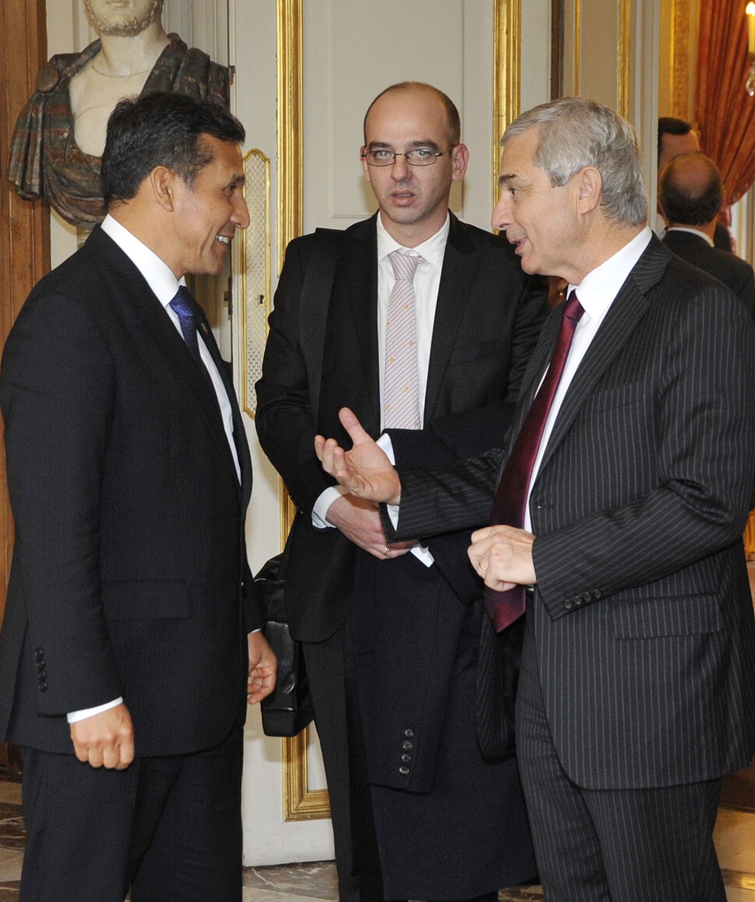 PARIS,FRANCIA-NOVIEMBRE 15. Como parte de sus actividades durante su viaje oficial a Francia; el jefe de Estado, Ollanta Humala Tasso, visitô hoy la Asamblea Nacional de Francia y fue recibido por su presidente, Claude Bartolone. A su llegada recibiô honores militares.  Foto : ANDINA/Prensa Presidencia