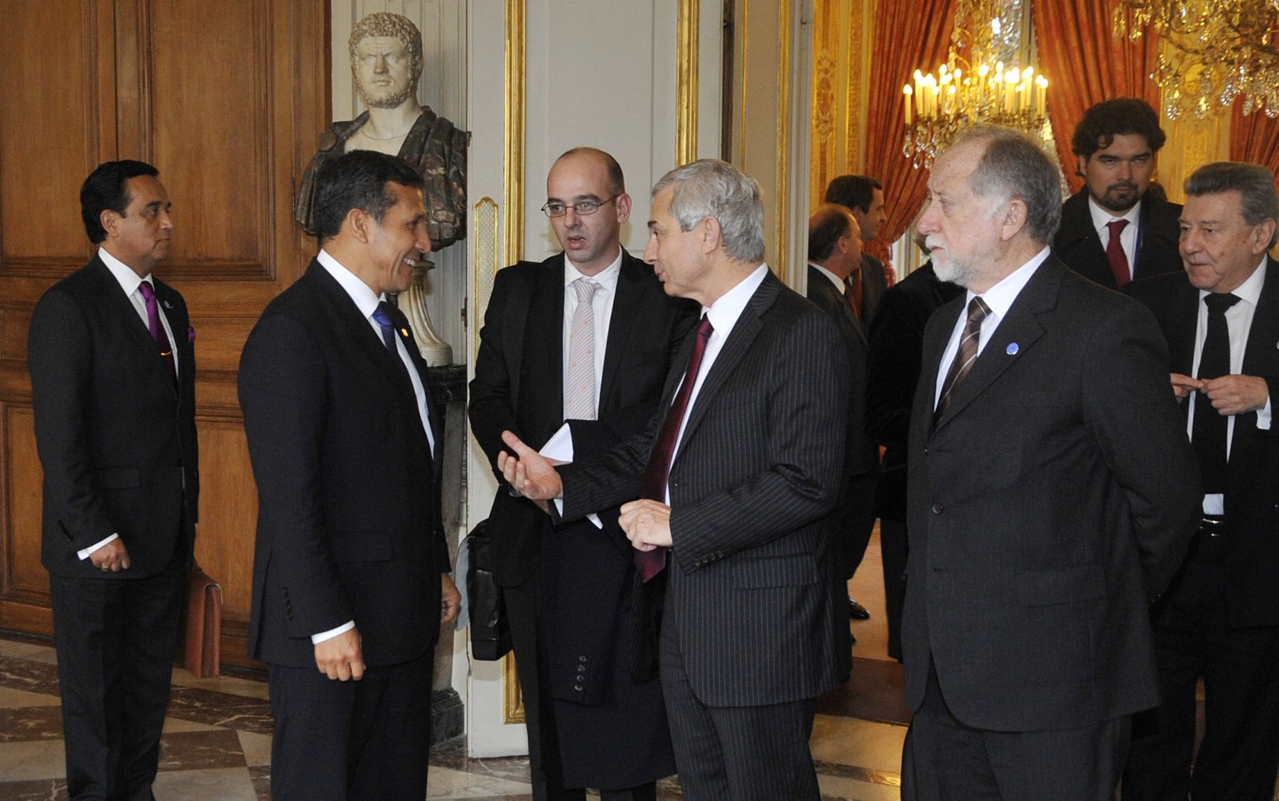 PARIS,FRANCIA-NOVIEMBRE 15. Como parte de sus actividades durante su viaje oficial a Francia; el jefe de Estado, Ollanta Humala Tasso, visitô hoy la Asamblea Nacional de Francia y fue recibido por su presidente, Claude Bartolone. A su llegada recibiô honores militares.  Foto : ANDINA/Prensa Presidencia