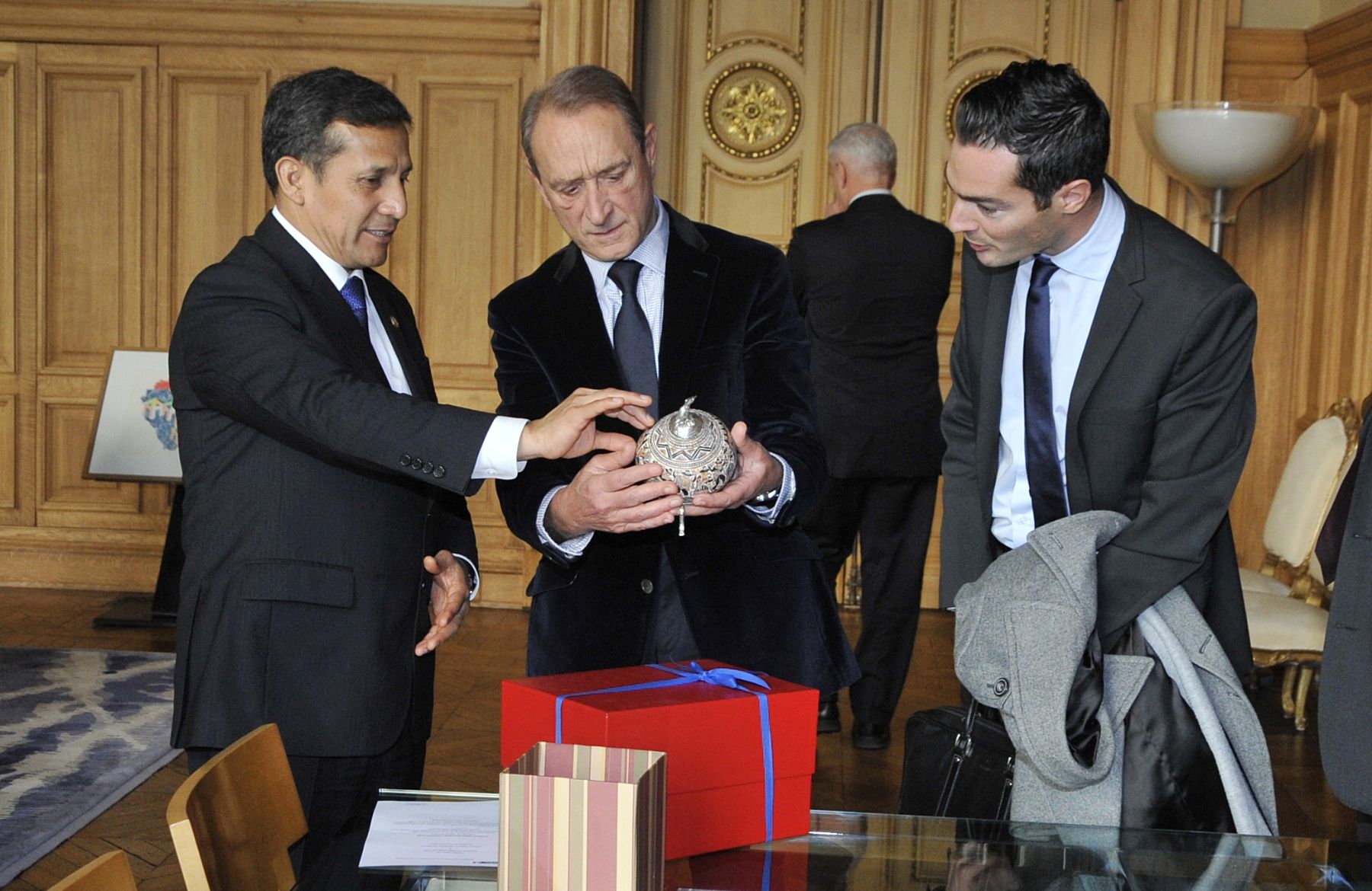 PARIS,FRANCIA-NOVIEMBRE 15.; El  jefe de Estado, Ollanta Humala Tasso, se reunió con el alcalde de Paris Sr. Claude Bartolone, en la sede del palacio municipal de Paris.
Foto : ANDINA/Prensa Presidencia