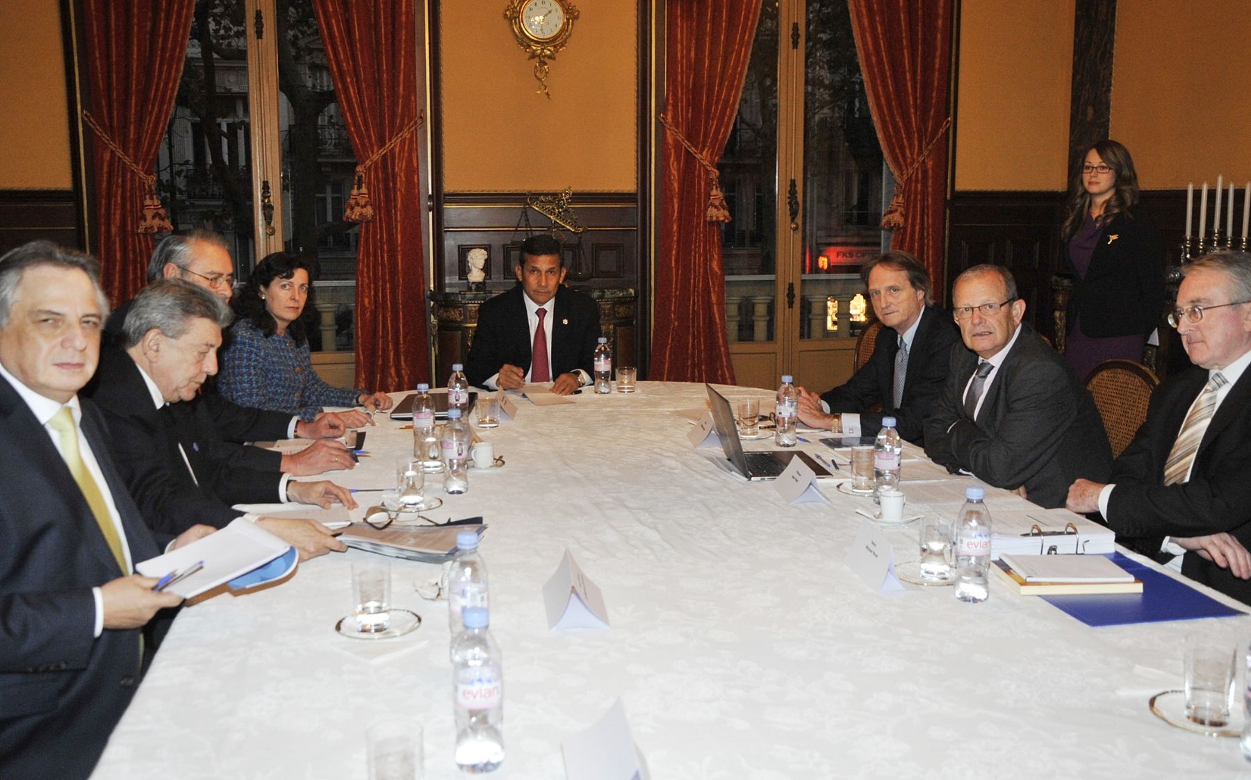 PARIS,FRANCIA-NOVIEMBRE 15.Presidente Ollanta Humala se reunió en la embajada del Perú en Francia con Agente y juristas que representan al Perú ante la Corte Internacional de La Haya.Foto: ANDINA/Prensa Presidencia