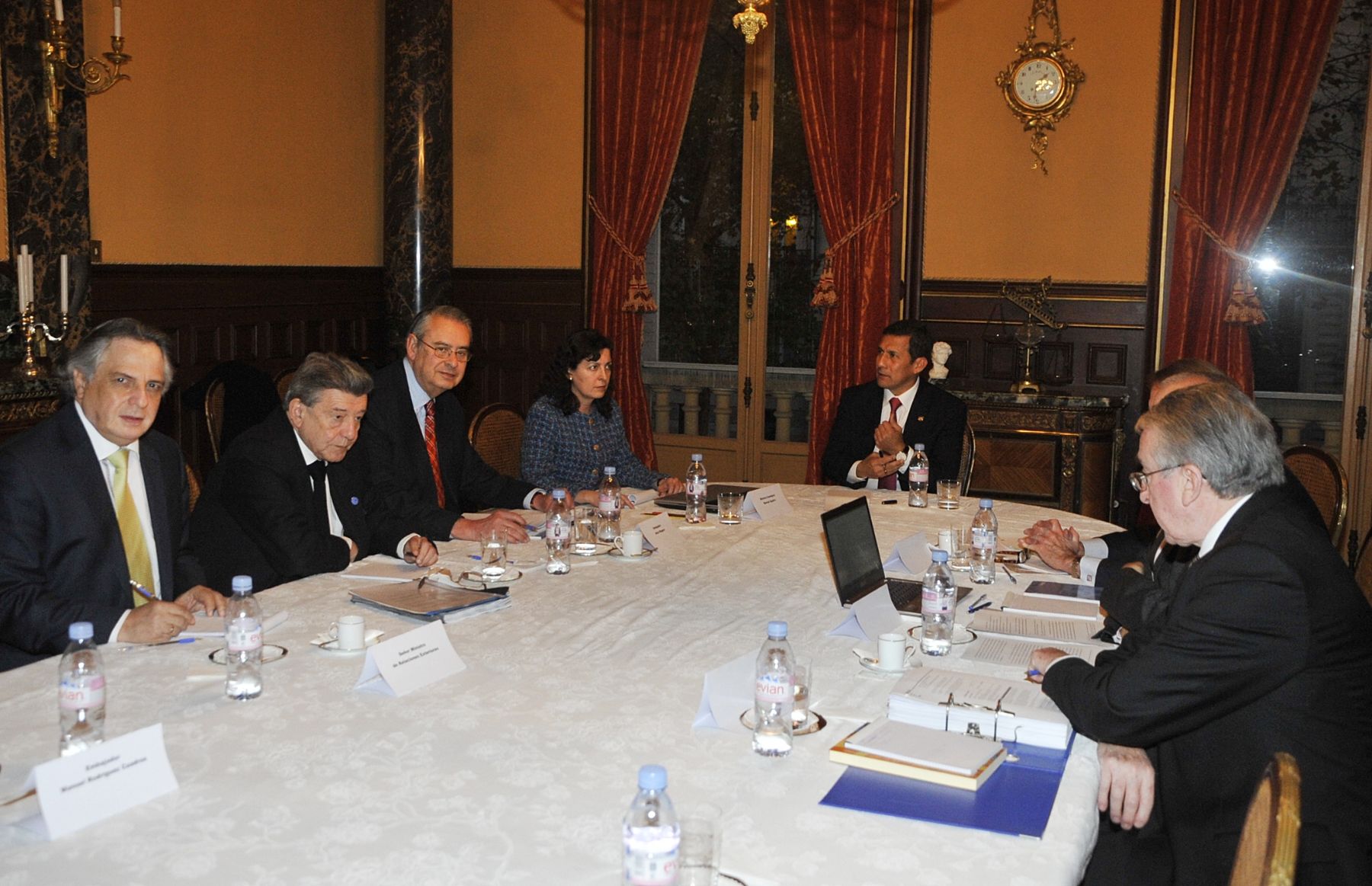 PARIS,FRANCIA-NOVIEMBRE 15.Presidente Ollanta Humala se reunió en la embajada del Perú en Francia con Agente y juristas que representan al Perú ante la Corte Internacional de La Haya.Foto: ANDINA/Prensa Presidencia
