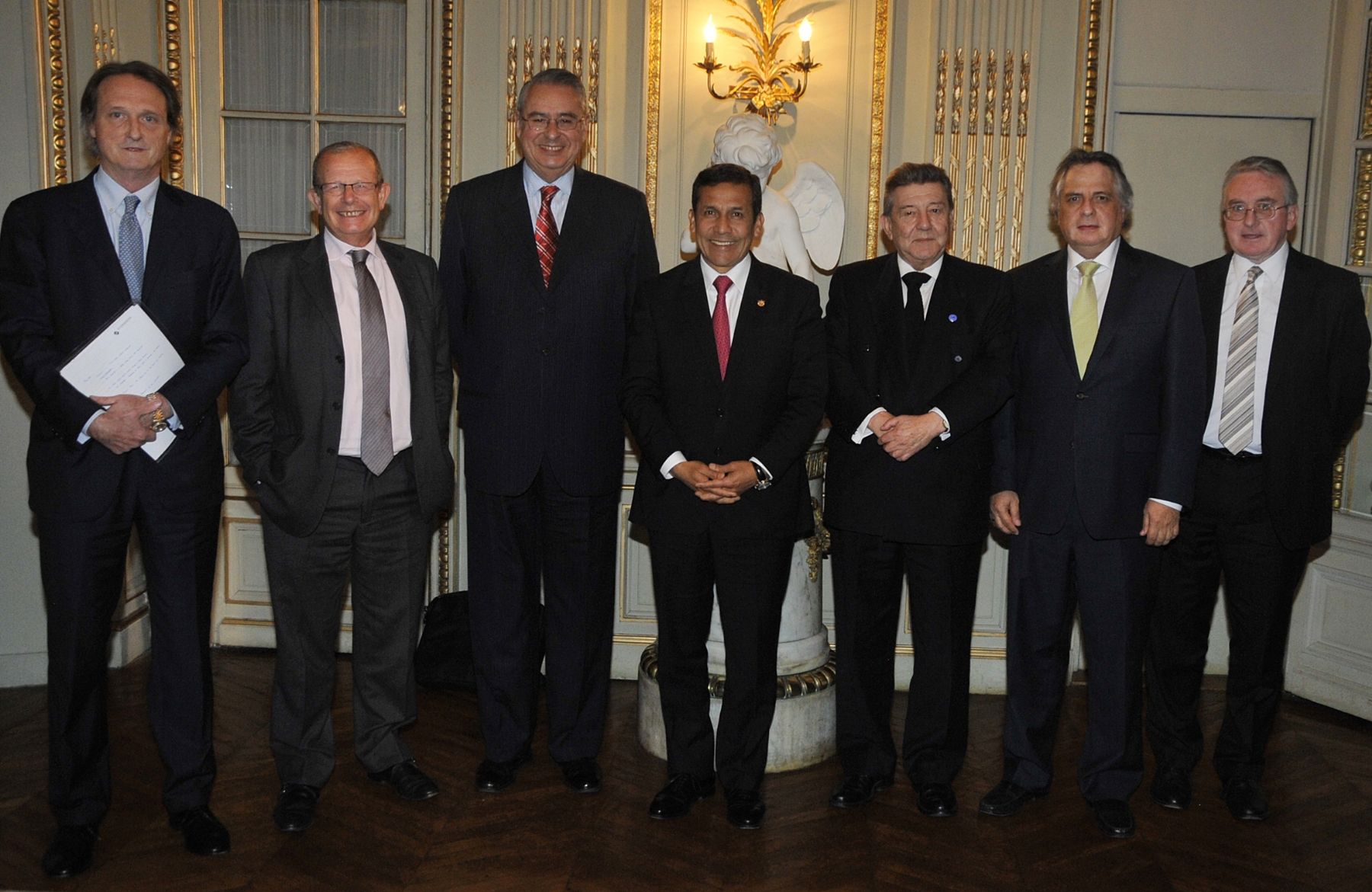 PARIS,FRANCIA-NOVIEMBRE 15.Presidente Ollanta Humala se reunió en la embajada del Perú en Francia con Agente y juristas que representan al Perú ante la Corte Internacional de La Haya.Foto: ANDINA/Prensa Presidencia