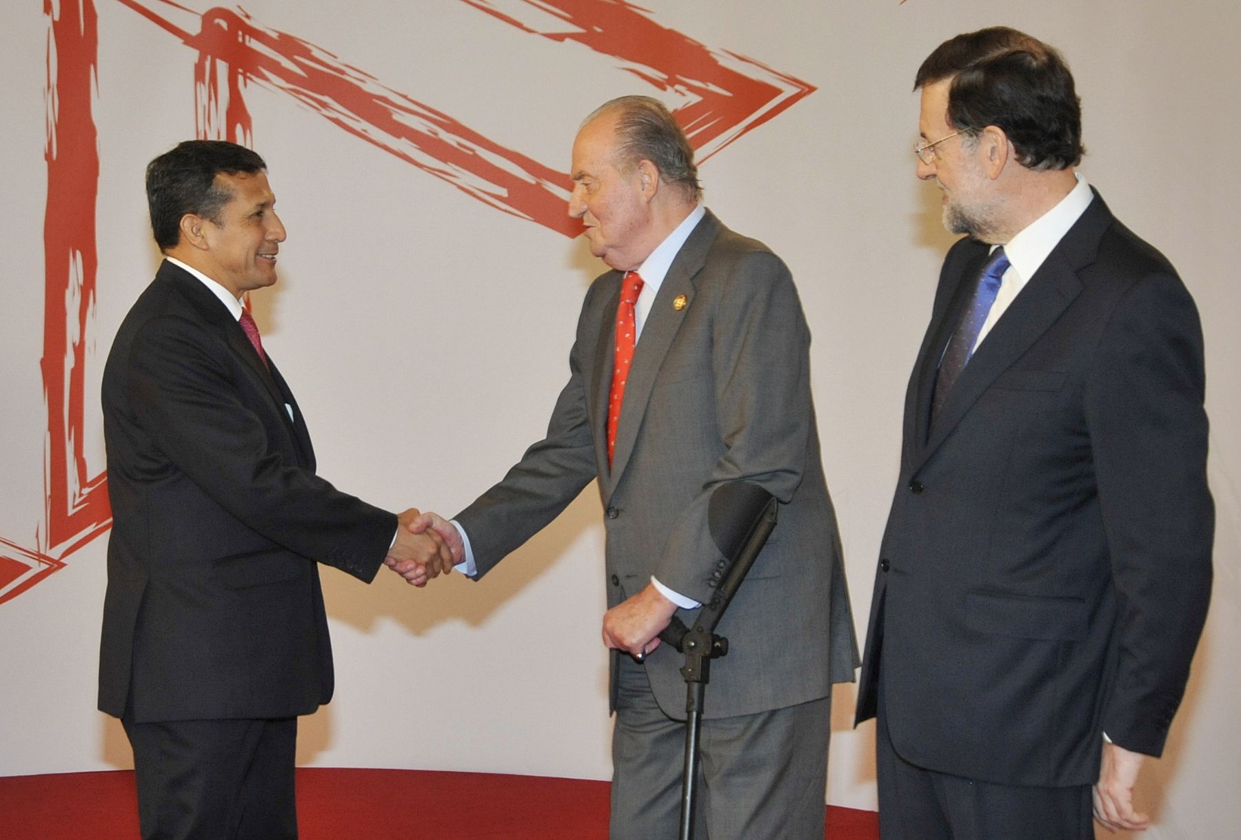 CADIZ,ESPAÑA-NOVIEMBRE 17. Presidente Ollanta Humala intercambio saludos con el Rey Juan Carlos de Borbón y el presidente de España Mariano Rajoy. Foto: ANDINA/Prensa Presidencia