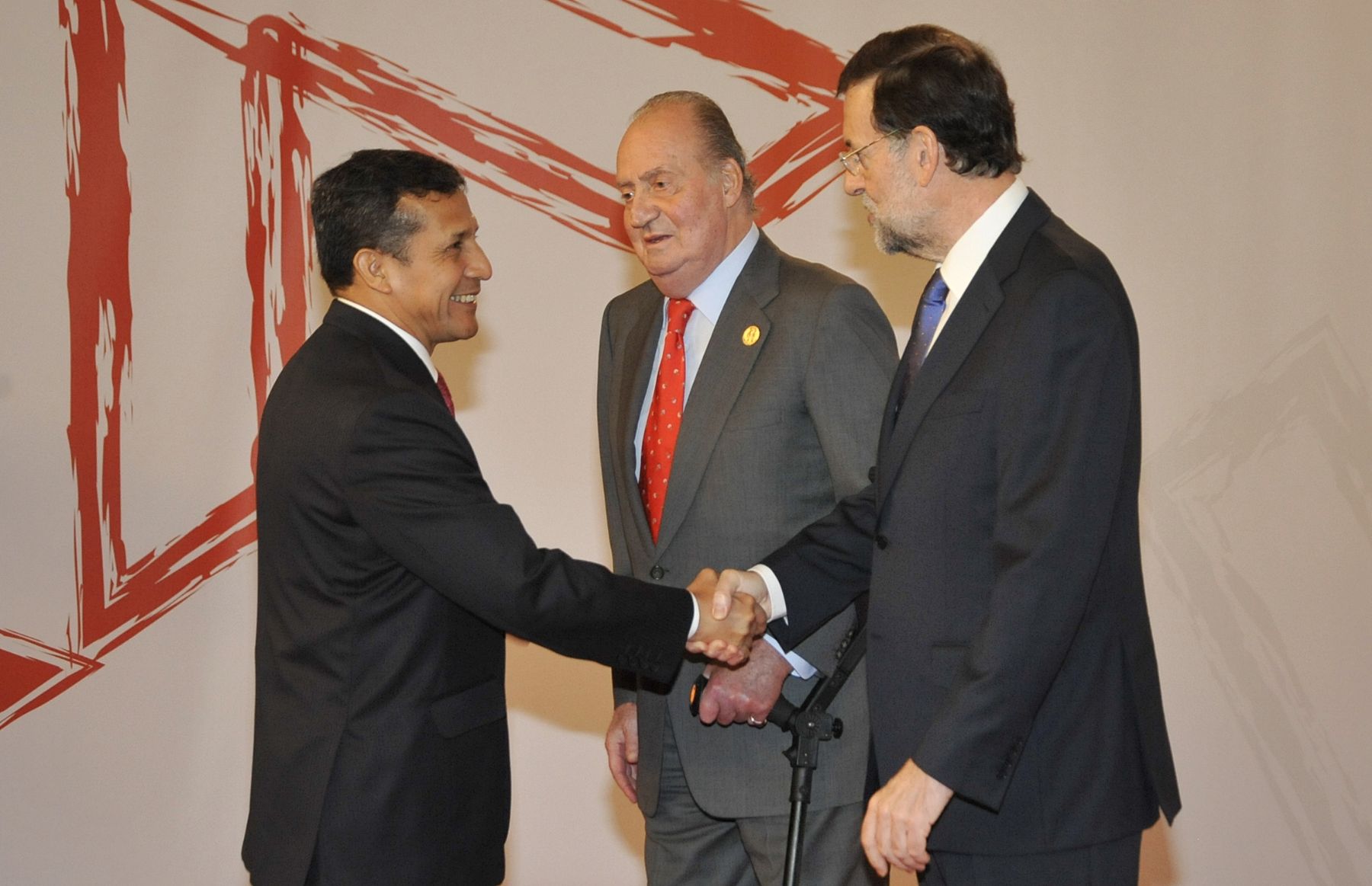 CADIZ,ESPAÑA-NOVIEMBRE 17. Presidente Ollanta Humala intercambio saludos con el Rey Juan Carlos de Borbón y el presidente de España Mariano Rajoy. Foto: ANDINA/Prensa Presidencia
