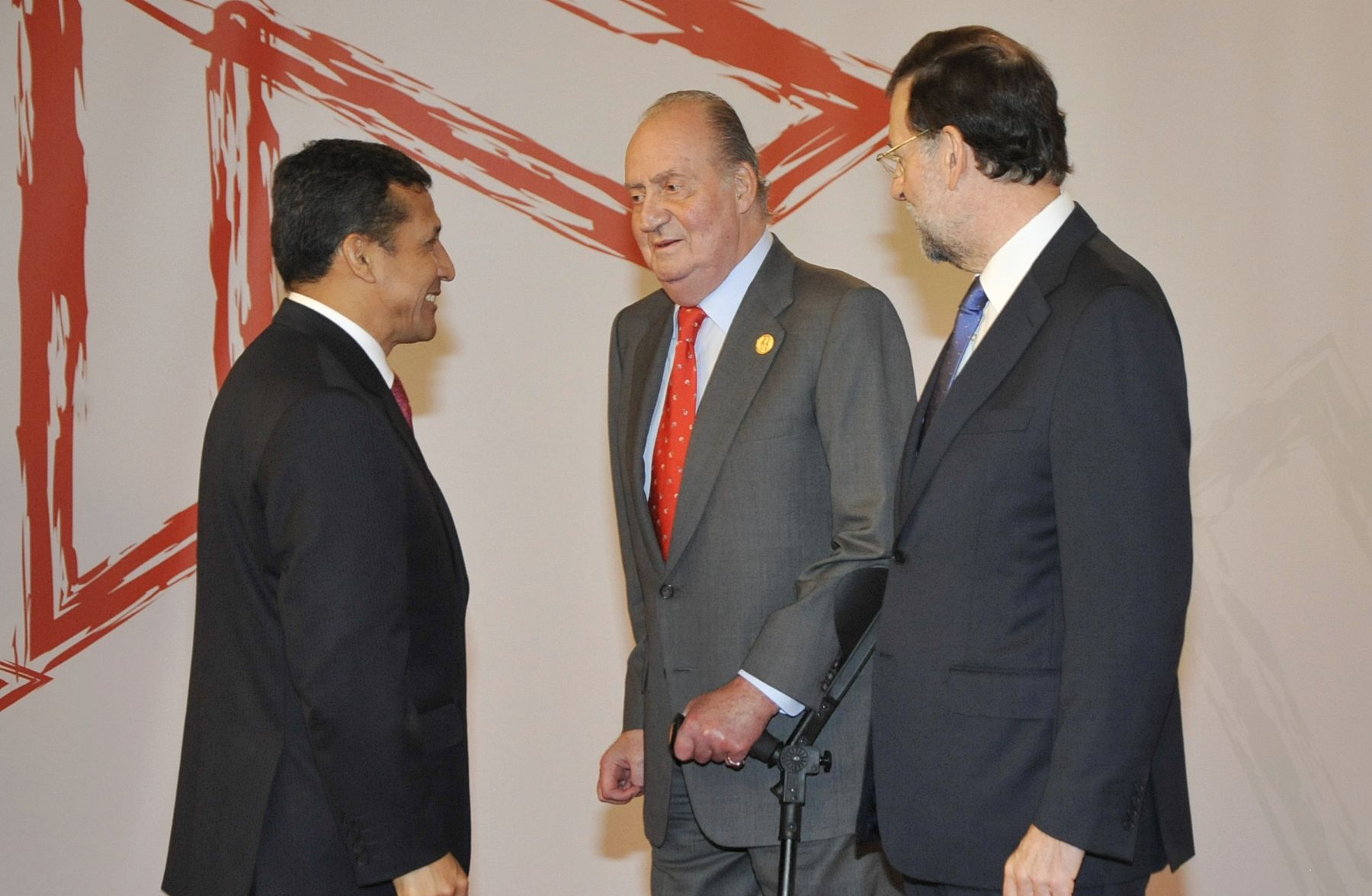CADIZ,ESPAÑA-NOVIEMBRE 17. Presidente Ollanta Humala intercambio saludos con el Rey Juan Carlos de Borbón y el presidente de España Mariano Rajoy. Foto: ANDINA/Prensa Presidencia