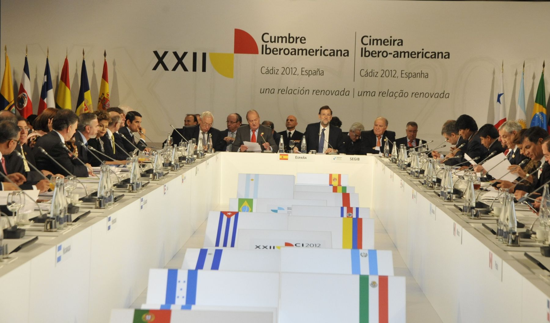 CADIZ,ESPAÑA-NOVIEMBRE 17. Presidente Ollanta Humala intercambio saludos con el Rey Juan Carlos de Borbón y el presidente de España Mariano Rajoy. Foto: ANDINA/Prensa Presidencia