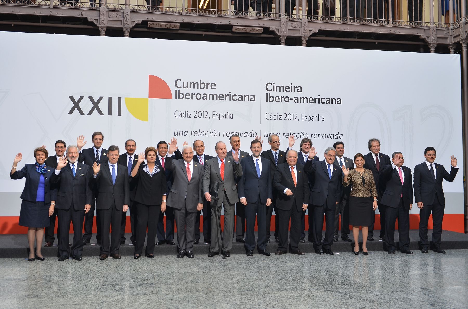CADIZ,ESPAÑA-NOVIEMBRE 17. Foto oficial de los Presidentes y Jefes  de Estado que participan  en la  inauguración de la XXII Cumbre Iberoamericana.
Foto:Andina/Prensa Presidencia