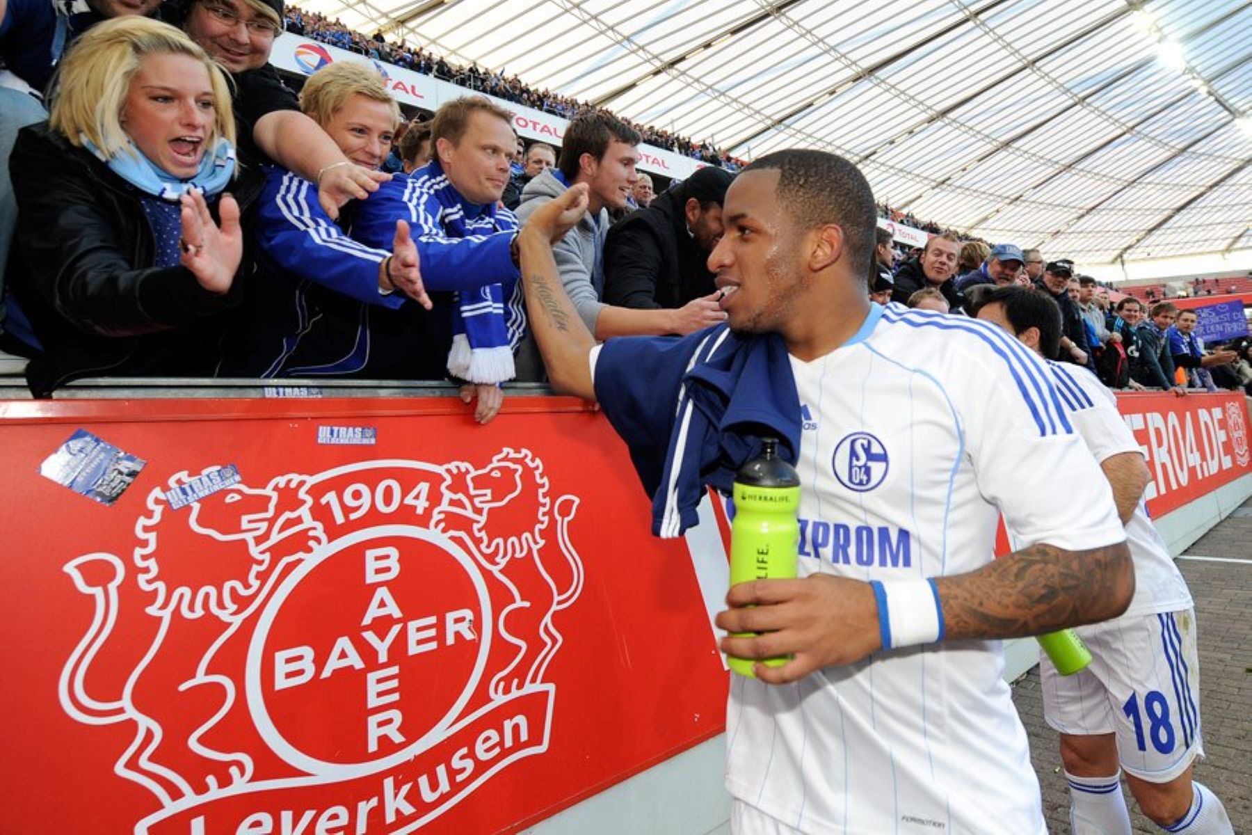 Jefferson Farfan greets Schalke fans. Photo: Facebook Schalke 04