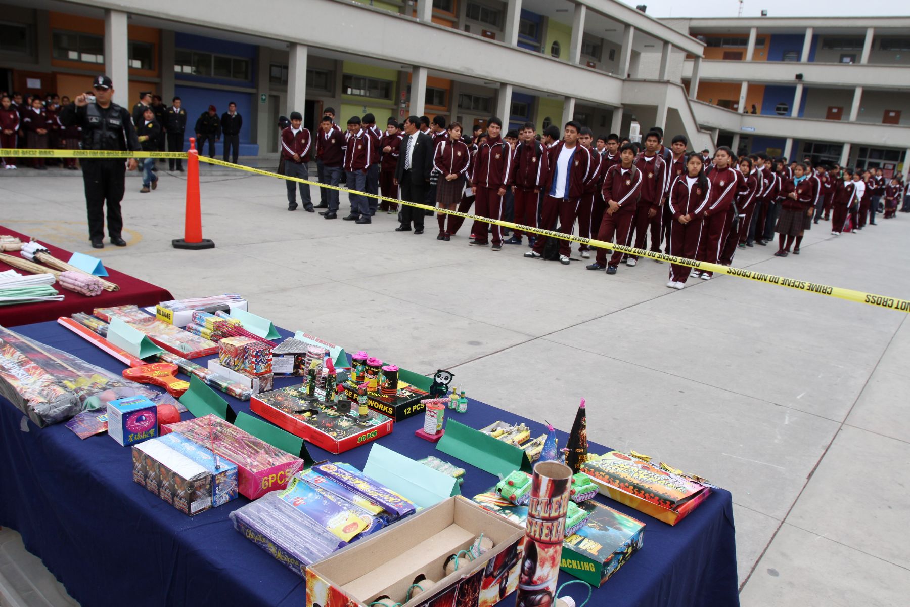 LIMA, PERU - NOVIEMBRE 19. Campaña de la Policial Nacional contra el uso de pirotécnicos con alumnos del colegio Alfonso Ugarte. Foto: ANDINA/Marco del Río