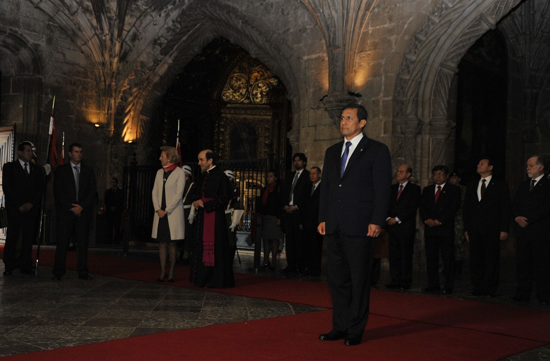 LISBOA,PORTUGAL-NOVIEMBRE 18. En el marco de su visita oficial a Portugal, el mandatario Ollanta Humala visitó el Monasterio de los Jerónimos, ubicado en la Plaza del Imperio, donde colocó una ofrenda floral en la tumba del poeta Luiz Vaz de Camoes, considerado uno de los más importantes de la lengua portuguesa. Foto;Andina/Prensa Presidencia