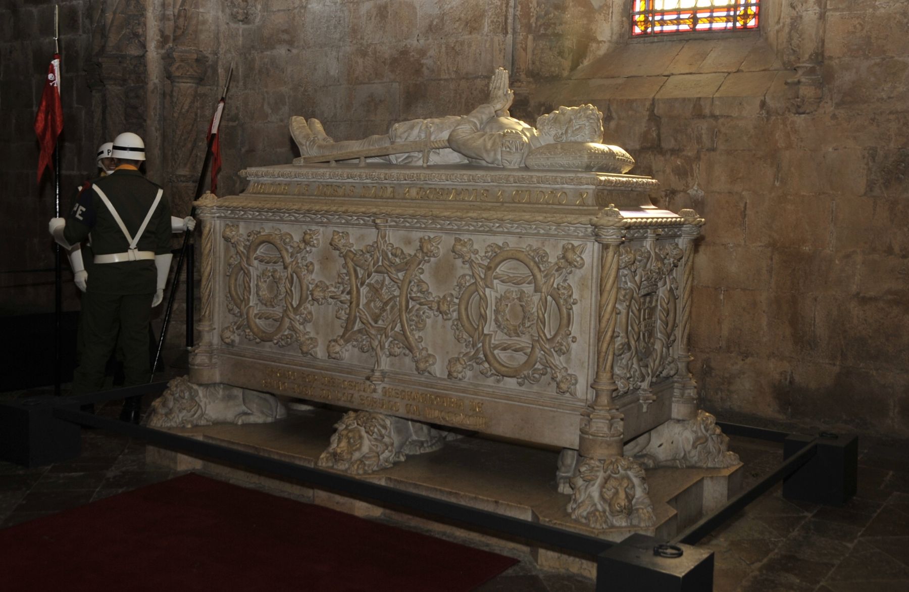 LISBOA,PORTUGAL-NOVIEMBRE 18. En el marco de su visita oficial a Portugal, el mandatario Ollanta Humala visitó el Monasterio de los Jerónimos, ubicado en la Plaza del Imperio, donde colocó una ofrenda floral en la tumba del poeta Luiz Vaz de Camoes, considerado uno de los más importantes de la lengua portuguesa. Foto;Andina/Prensa Presidencia