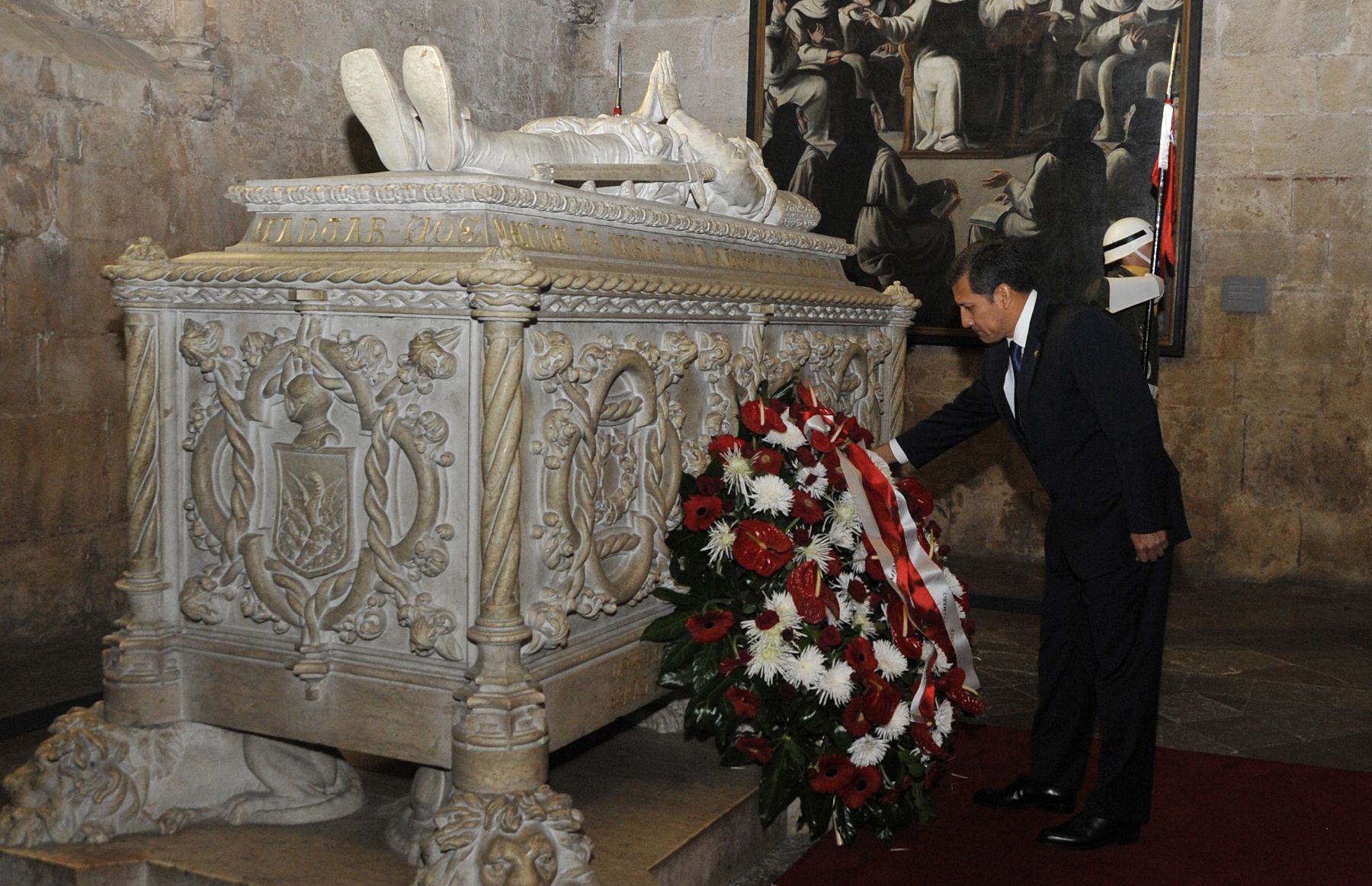 LISBOA,PORTUGAL-NOVIEMBRE 18. En el marco de su visita oficial a Portugal, el mandatario Ollanta Humala visitó el Monasterio de los Jerónimos, ubicado en la Plaza del Imperio, donde colocó una ofrenda floral en la tumba del poeta Luiz Vaz de Camoes, considerado uno de los más importantes de la lengua portuguesa. Foto;Andina/Prensa Presidencia