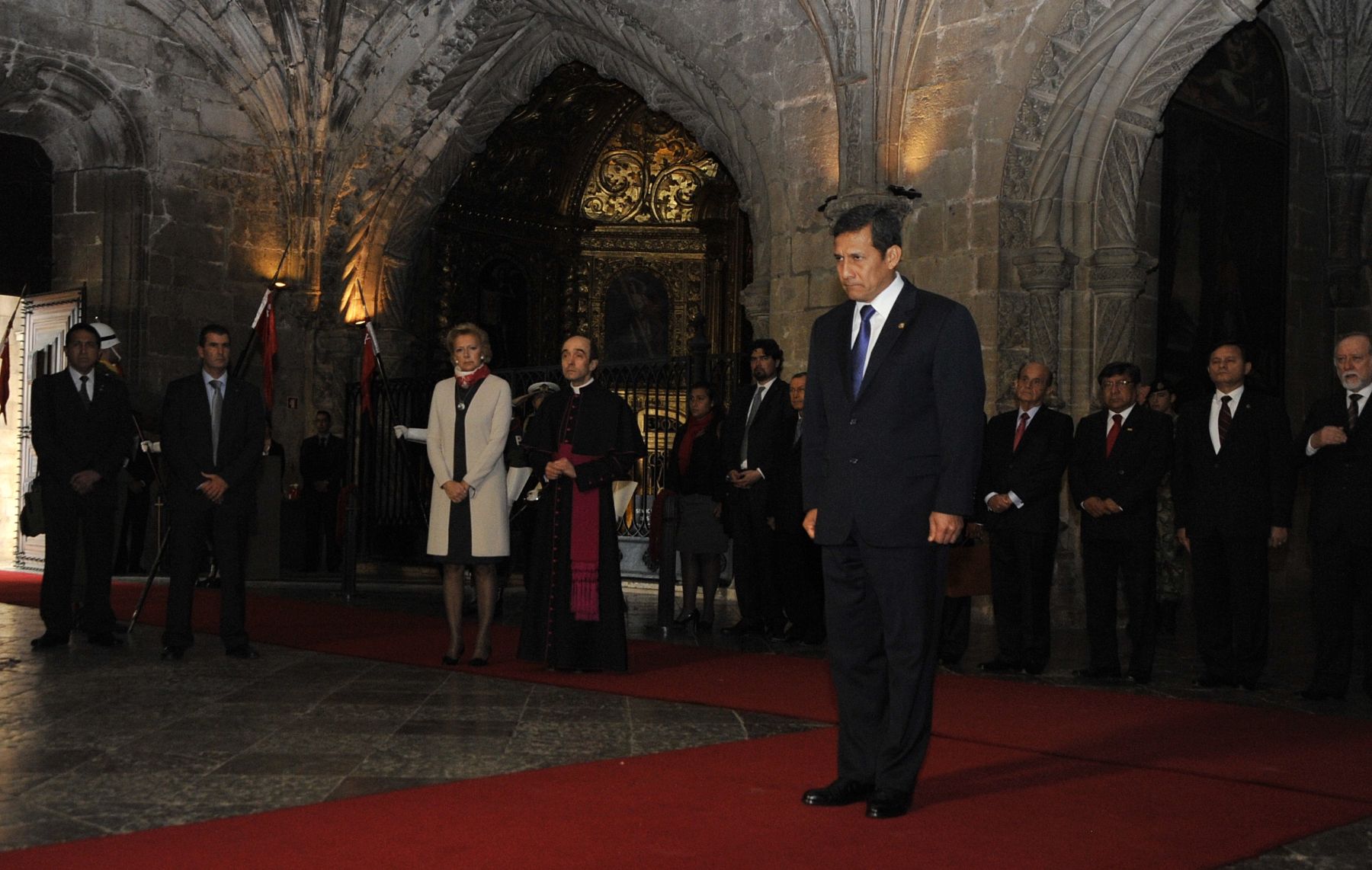 LISBOA,PORTUGAL-NOVIEMBRE 18. En el marco de su visita oficial a Portugal, el mandatario Ollanta Humala visitó el Monasterio de los Jerónimos, ubicado en la Plaza del Imperio, donde colocó una ofrenda floral en la tumba del poeta Luiz Vaz de Camoes, considerado uno de los más importantes de la lengua portuguesa. Foto;Andina/Prensa Presidencia