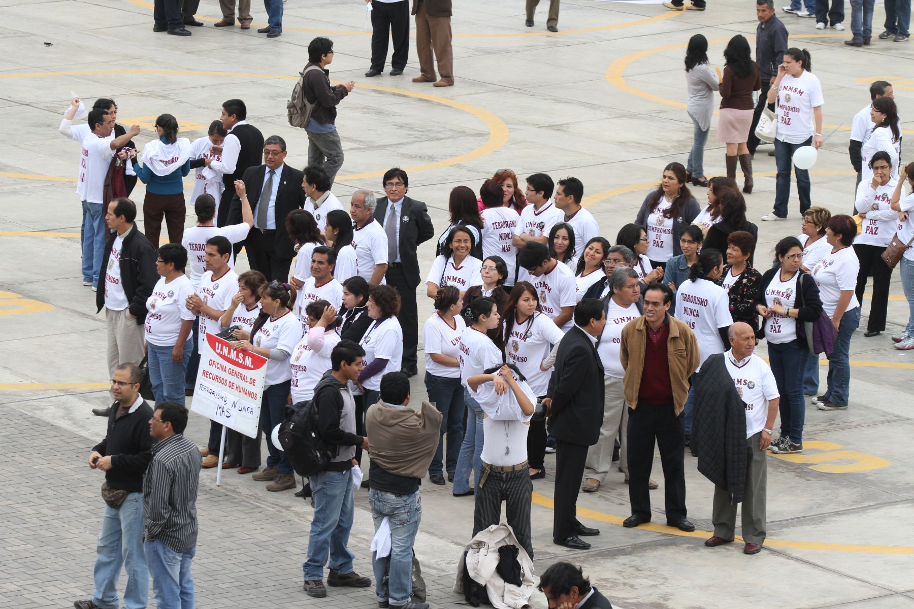 LIMA, PERU - NOVIEMBRE 20. Estudiantes de la Universidad Mayor de San Marcos se concentran en el campus de la casa de estudios para la marcha por la Paz.Foto: ANDINA/Marco del Río