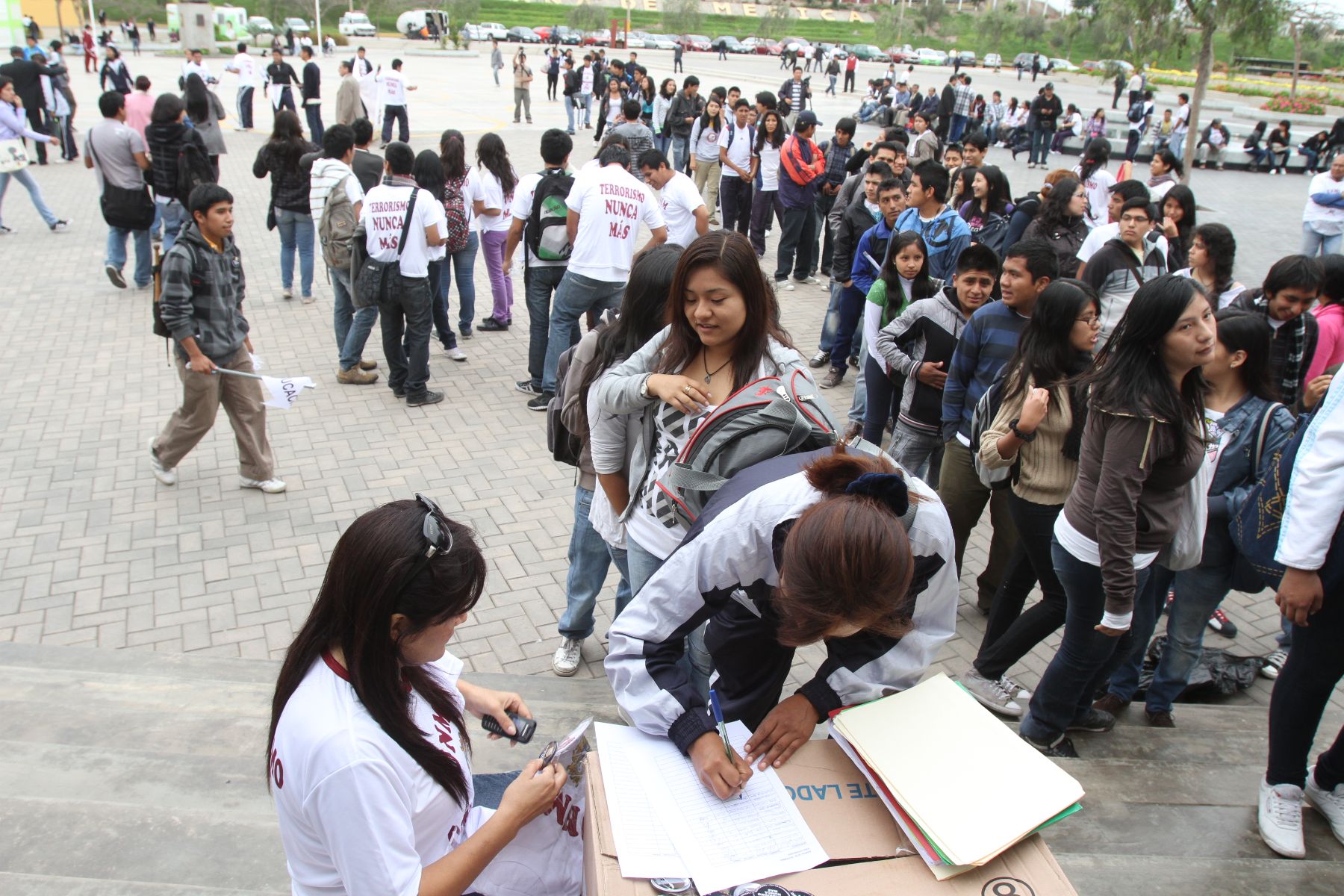 LIMA, PERU - NOVIEMBRE 20. Estudiantes de la Universidad Mayor de San Marcos se concentran en el campus de la casa de estudios para la marcha por la Paz.Foto: ANDINA/Marco del Río