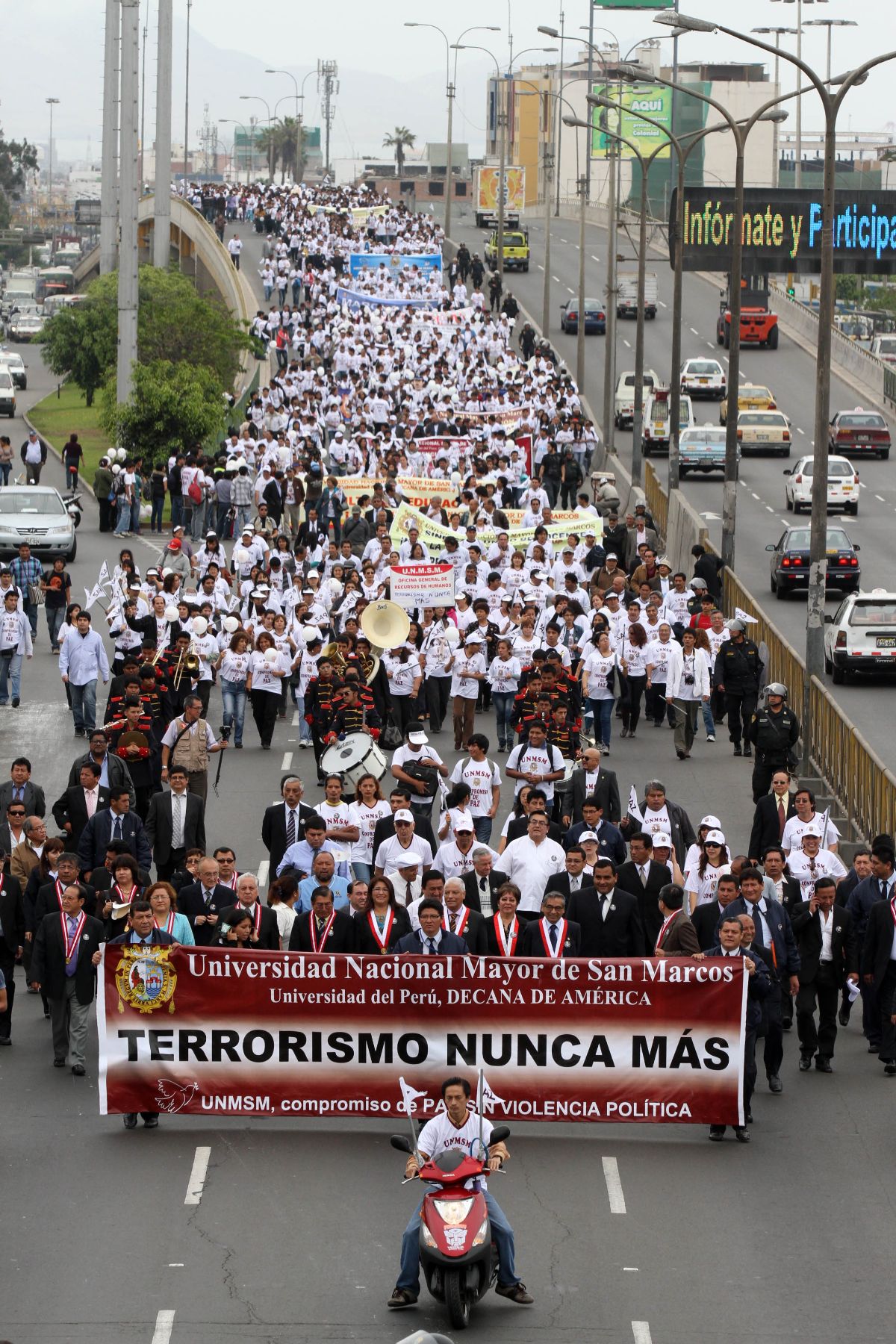 LIMA, PERU - NOVIEMBRE 20. Estudiantes de la Universidad Mayor de San Marcos durante la  la marcha por la Paz.Foto: ANDINA/Marco del RíoFoto: ANDINA/Marco del Río