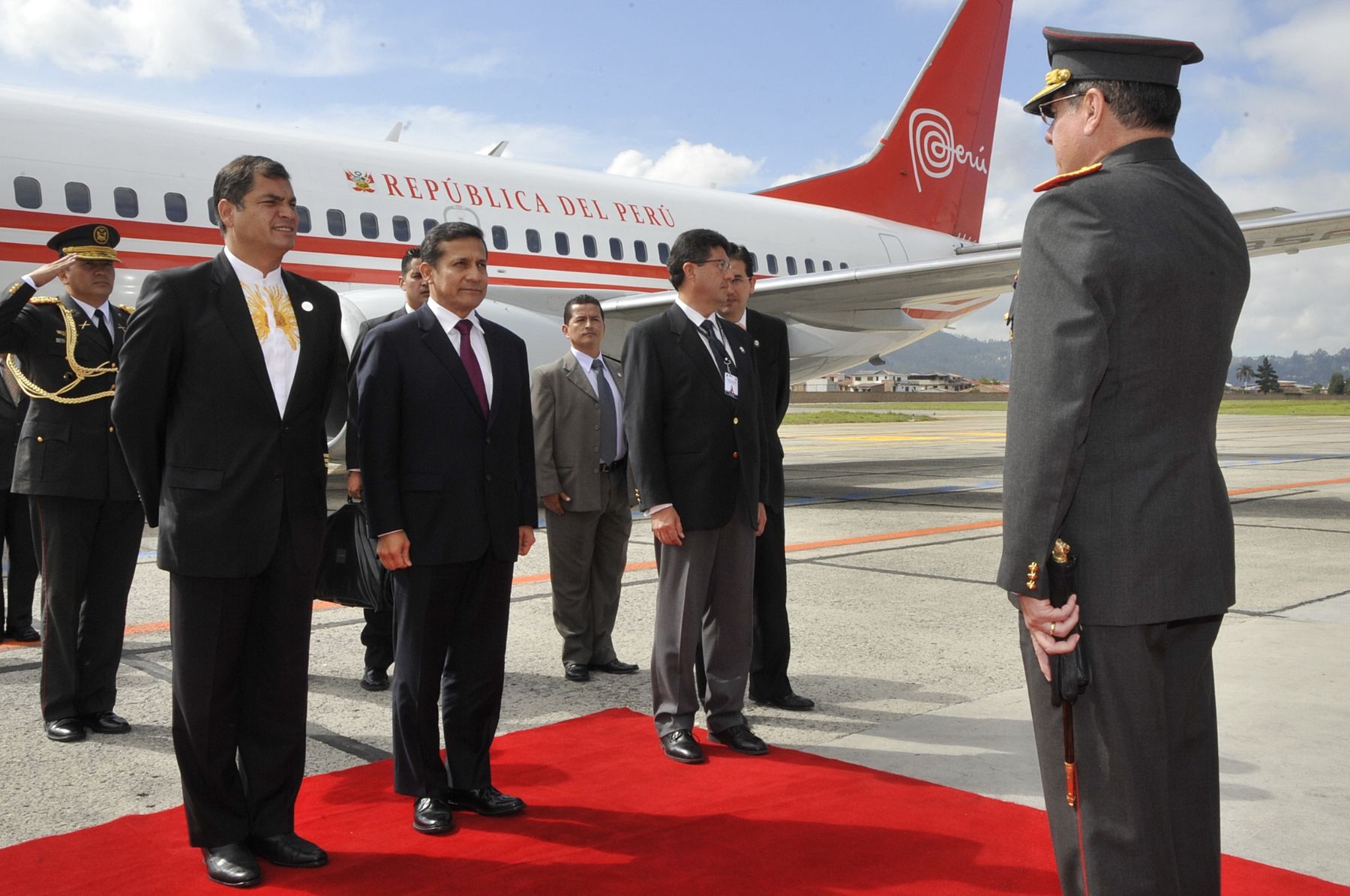 CUENCA,ECUADOR-NOVIEMBRE 23 .  Presidente de la República, Ollanta Humala Tasso y su comitiva Oficial, es recibido por su  homólogo  Rafael Correa  en el aeropuerto Internacional de Cuenca, para el encuentro Presidencial y VI reunión del Gabinete de Ministros Binacional Perú-Ecuador. Foto: ANDINA/Prensa Presidencia