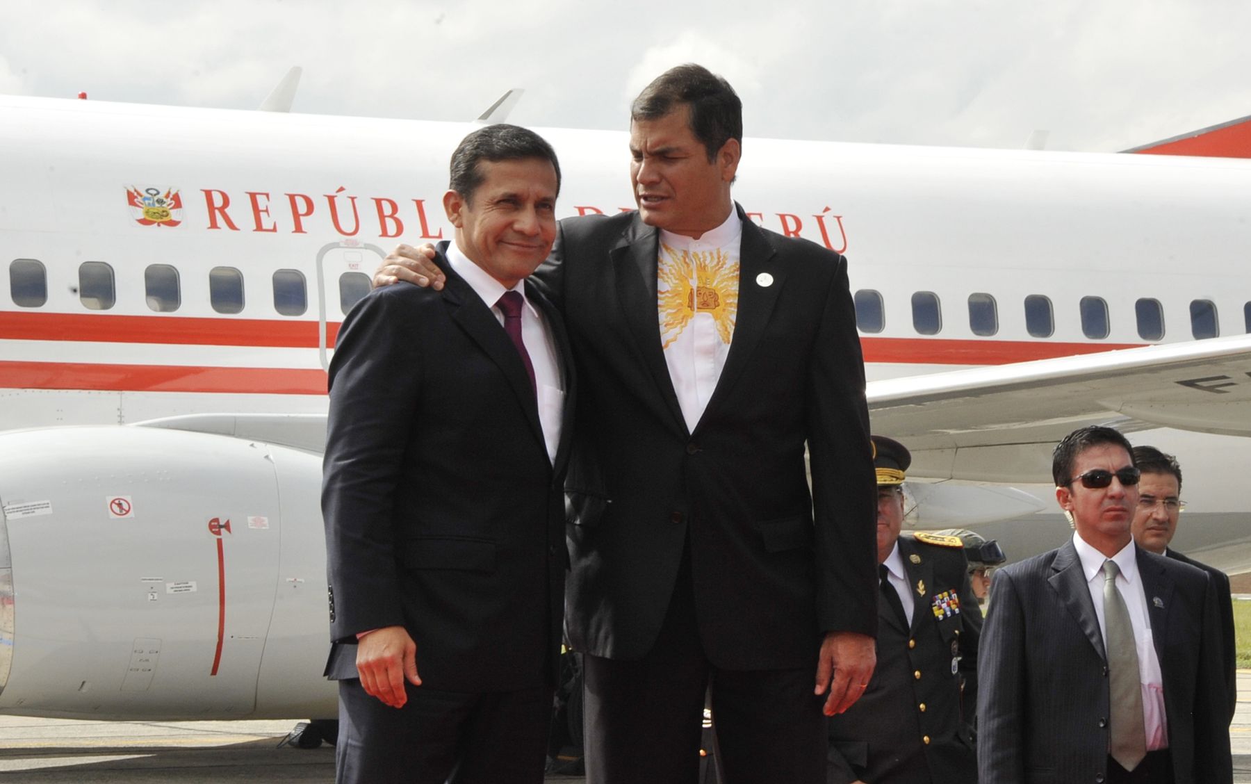 CUENCA,ECUADOR-NOVIEMBRE 23 .  Presidente de la República, Ollanta Humala Tasso y su comitiva Oficial, es recibido por su  homólogo  Rafael Correa  en el aeropuerto Internacional de Cuenca, para el encuentro Presidencial y VI reunión del Gabinete de Ministros Binacional Perú-Ecuador. Foto: ANDINA/Prensa Presidencia