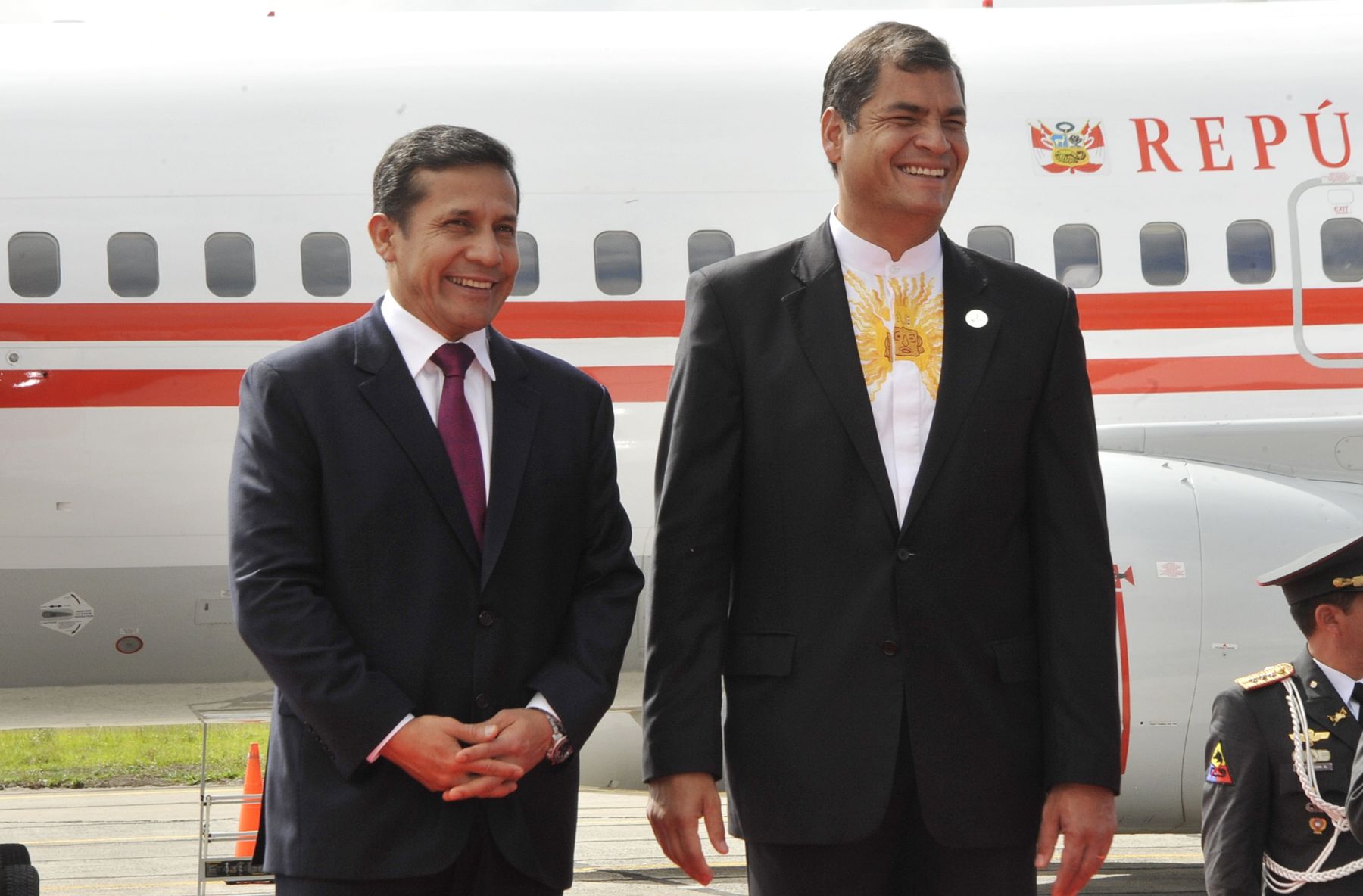 CUENCA,ECUADOR-NOVIEMBRE 23 .  Presidente de la República, Ollanta Humala Tasso y su comitiva Oficial, es recibido por su  homólogo  Rafael Correa  en el aeropuerto Internacional de Cuenca, para el encuentro Presidencial y VI reunión del Gabinete de Ministros Binacional Perú-Ecuador. Foto: ANDINA/Prensa Presidencia