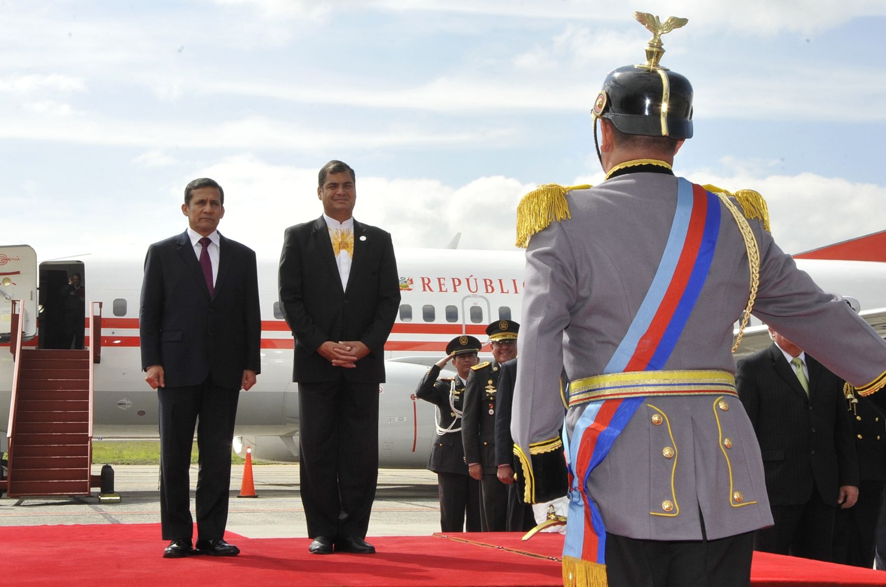 CUENCA,ECUADOR-NOVIEMBRE 23 .  Presidente de la República, Ollanta Humala Tasso y su comitiva Oficial, es recibido por su  homólogo  Rafael Correa  en el aeropuerto Internacional de Cuenca, para el encuentro Presidencial y VI reunión del Gabinete de Ministros Binacional Perú-Ecuador. Foto: ANDINA/Prensa Presidencia